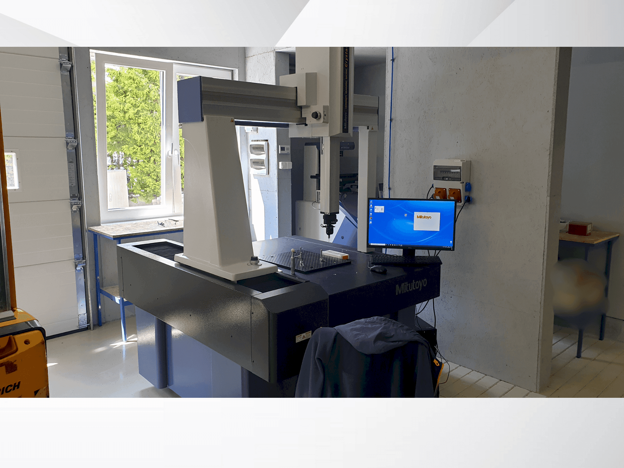 Вид станка Mitutoyo MITUTOYO Crysta Plus M 776  спереди