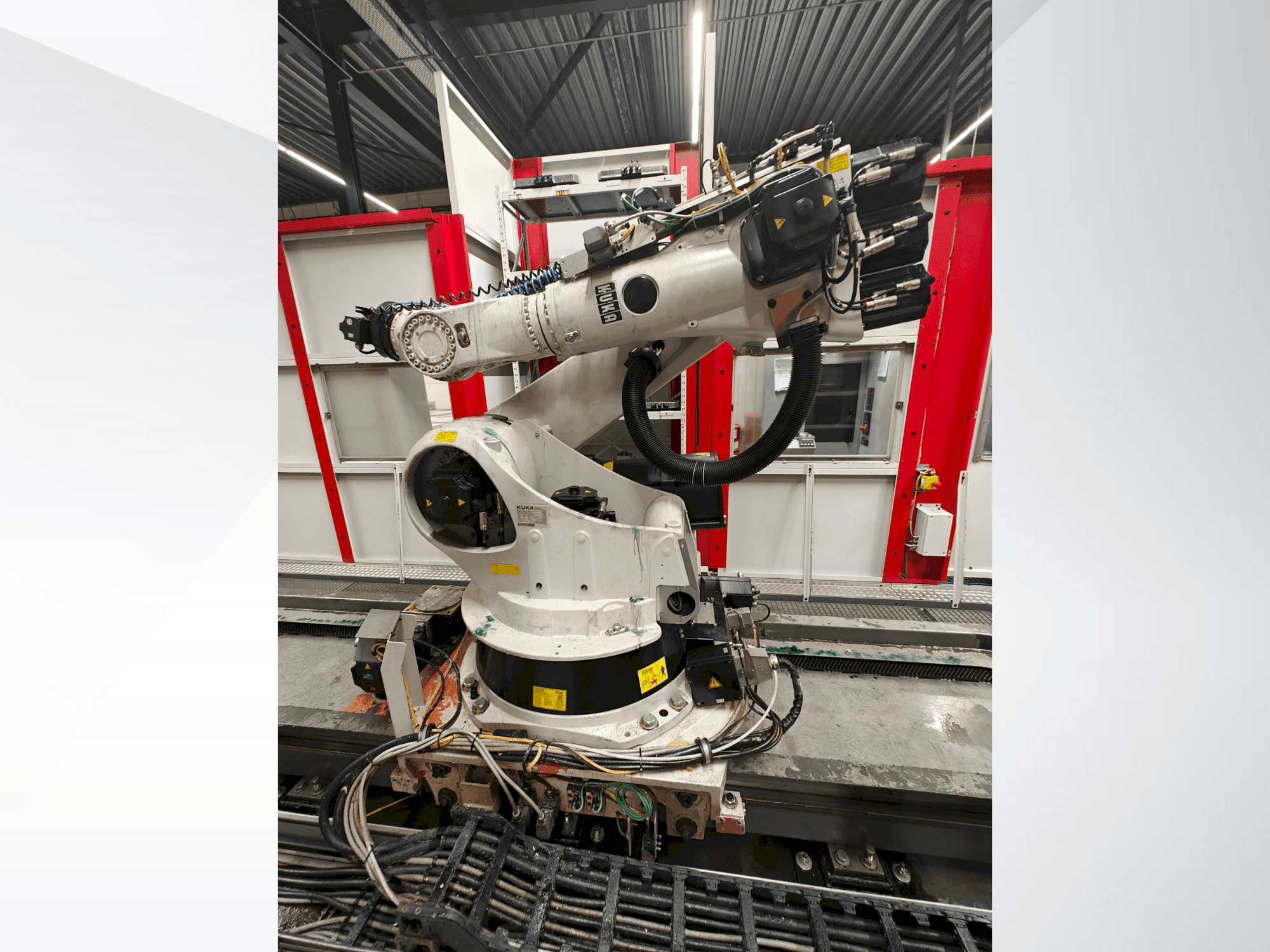 Вид станка KUKA KR 270-2  спереди