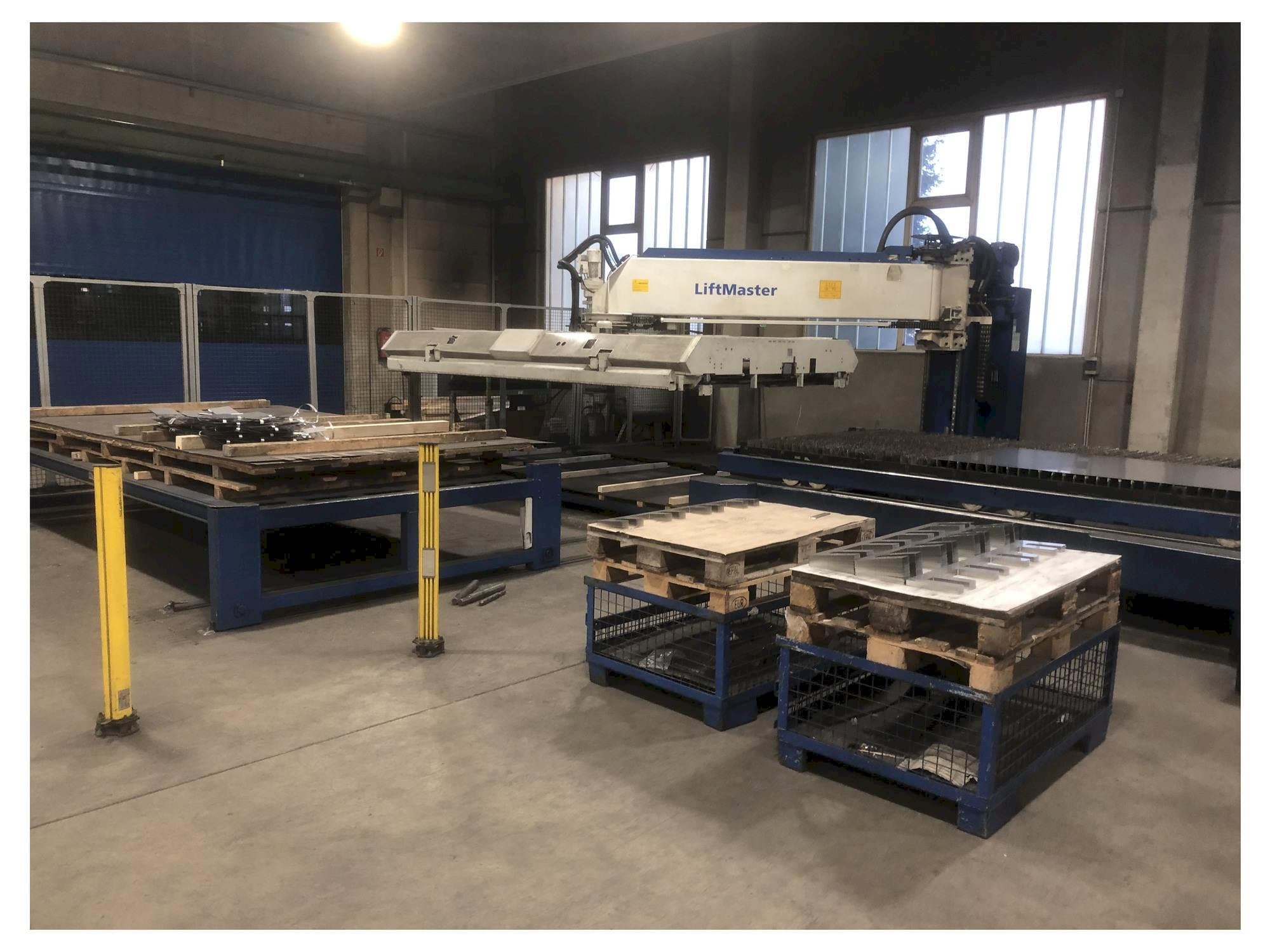 Вид станка TRUMPF TruLaser 5040 + Liftmaster  спереди