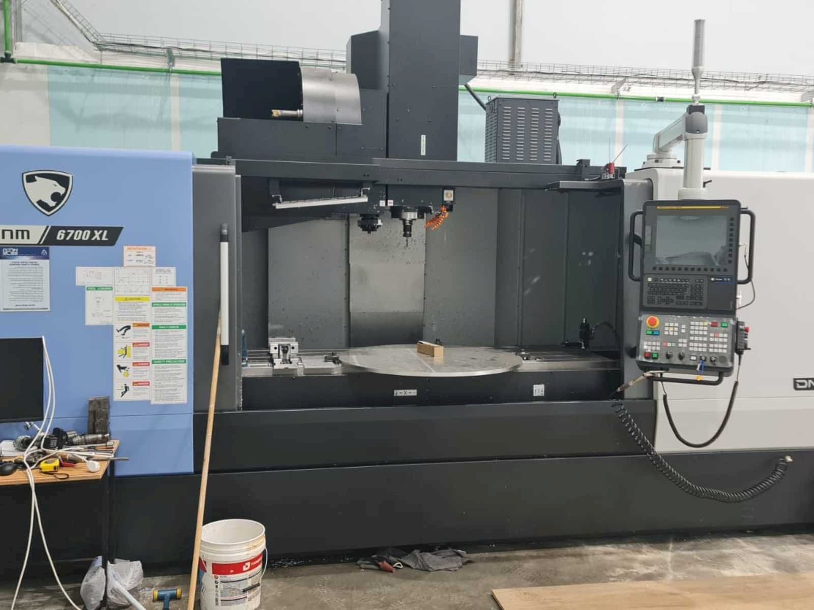 Вид станка Doosan DNM 6700 XL  спереди