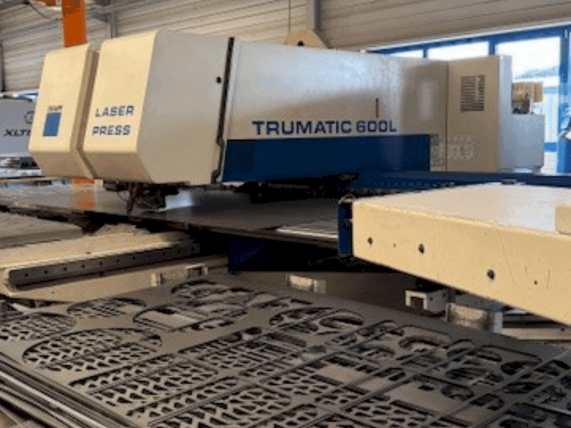 Вид станка TRUMPF Trumatic 600L  спереди