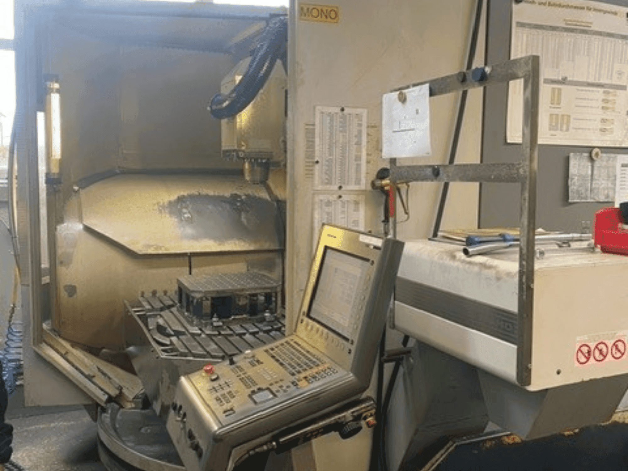 Вид станка DECKEL MAHO DMU 80 monoBLOCK simultan  спереди