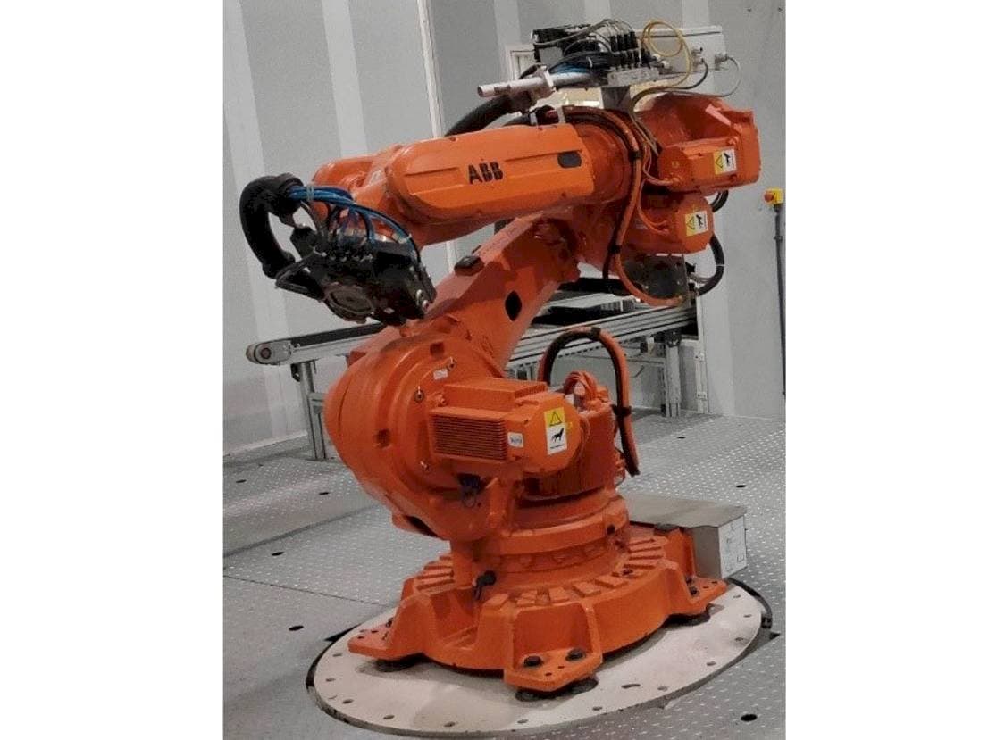 Вид станка ABB IRB 6620-150/2.2  спереди