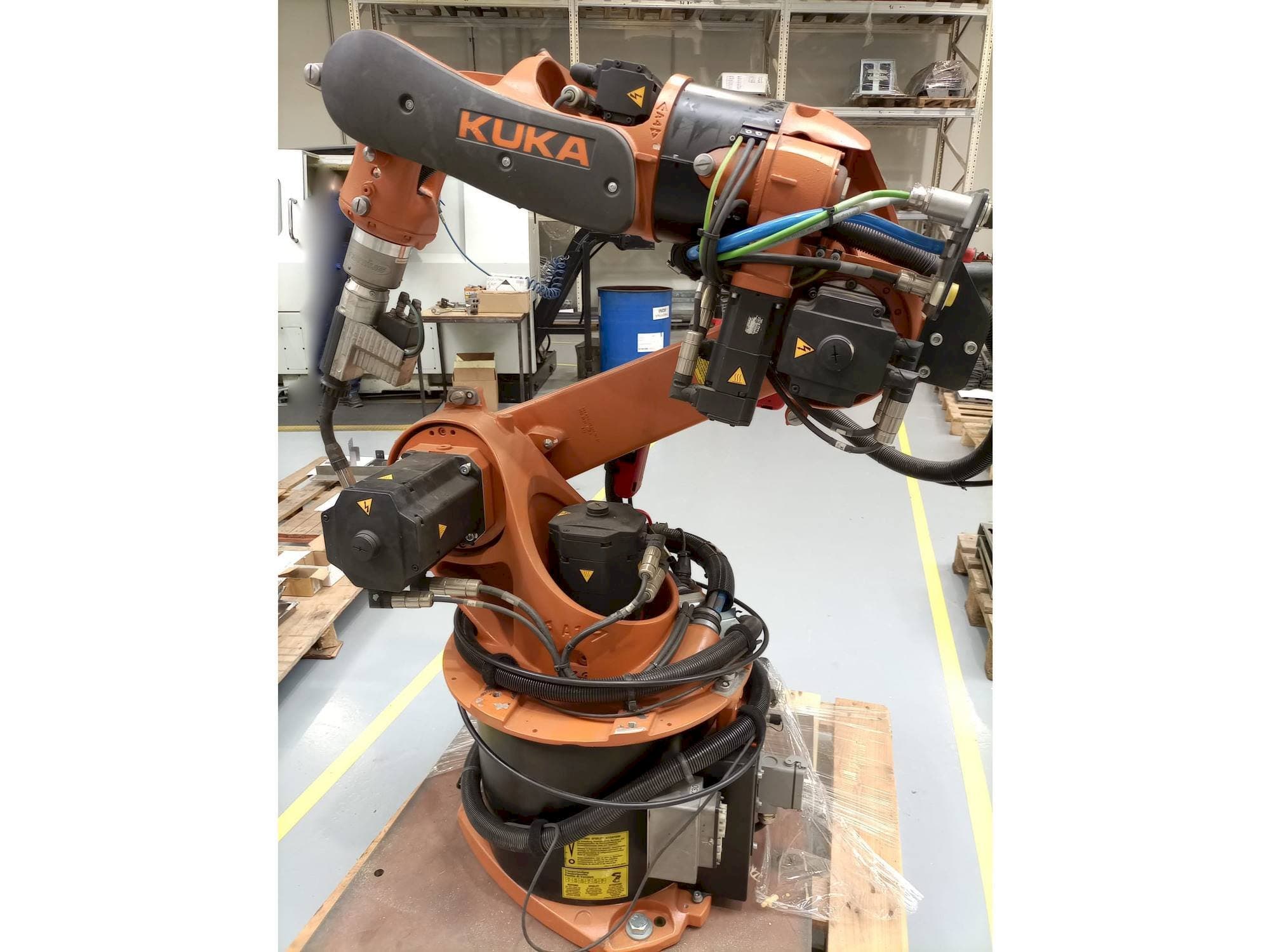 Вид станка KUKA KR16 ARC HW  спереди