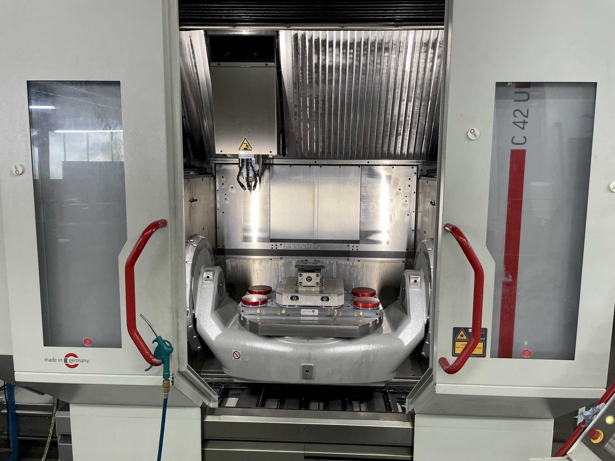 Вид станка HERMLE C 42 U  спереди