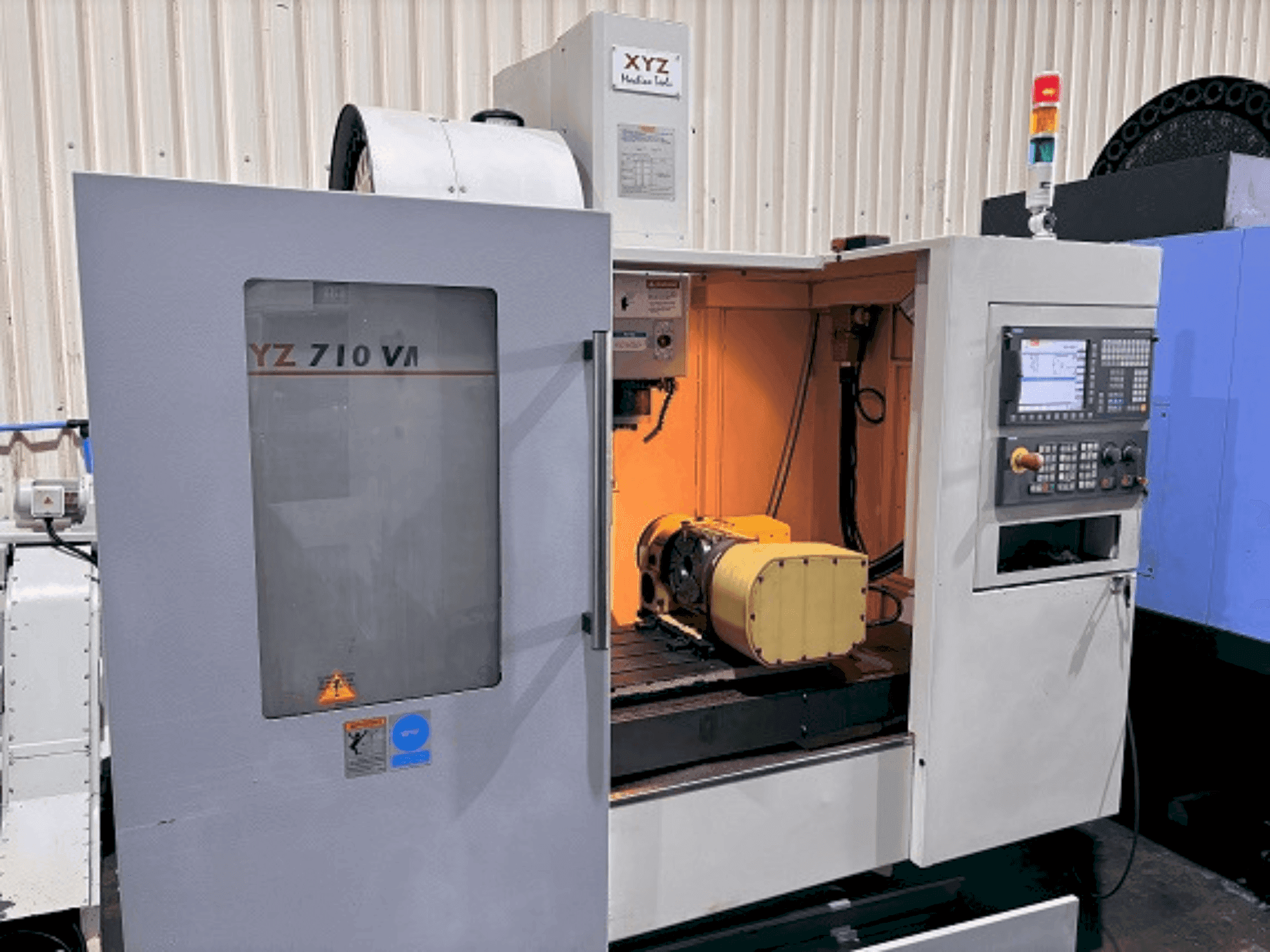 Вид станка XYZ 710 VMC  спереди