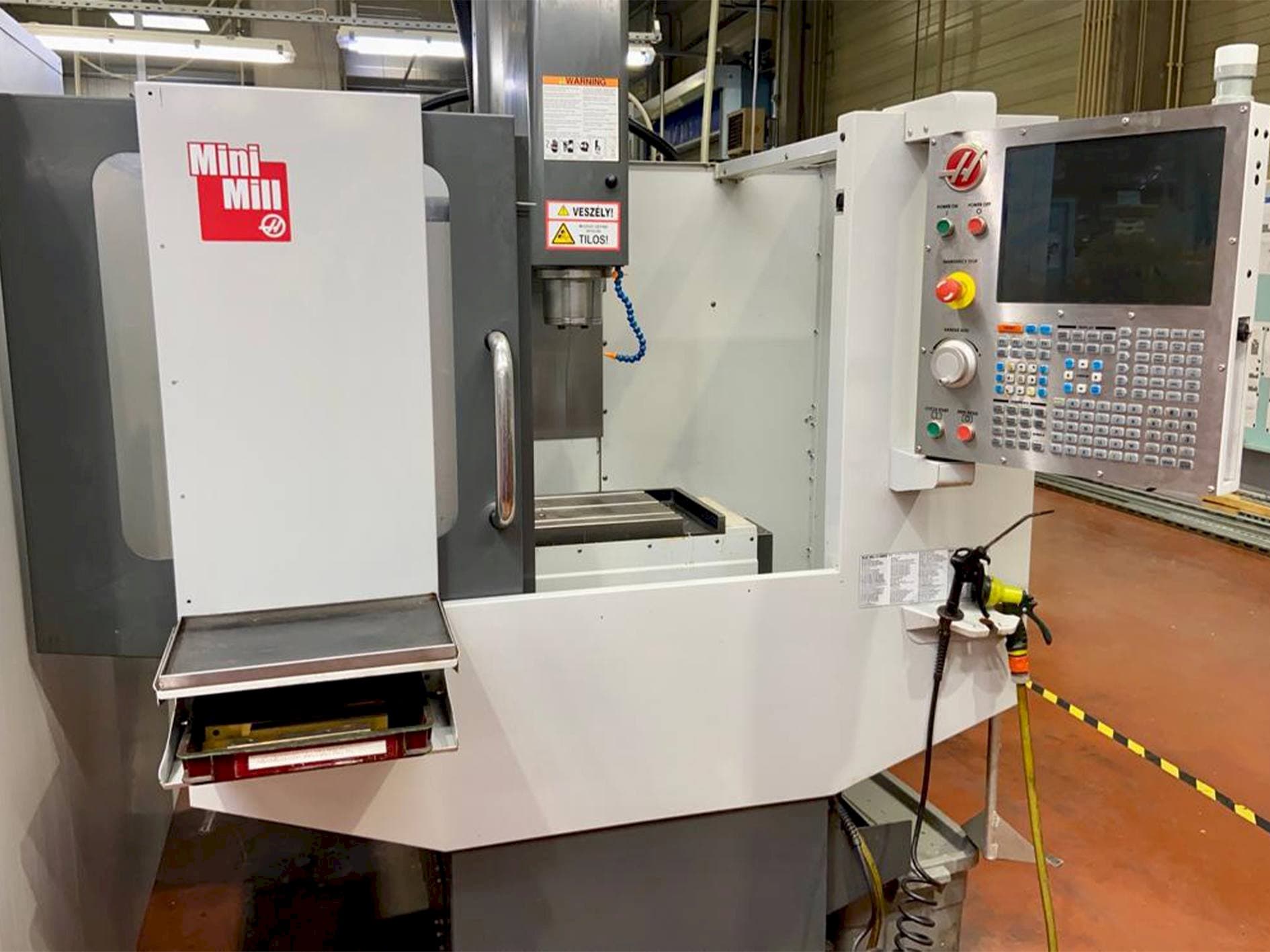 Вид станка HAAS MINIMILL  спереди