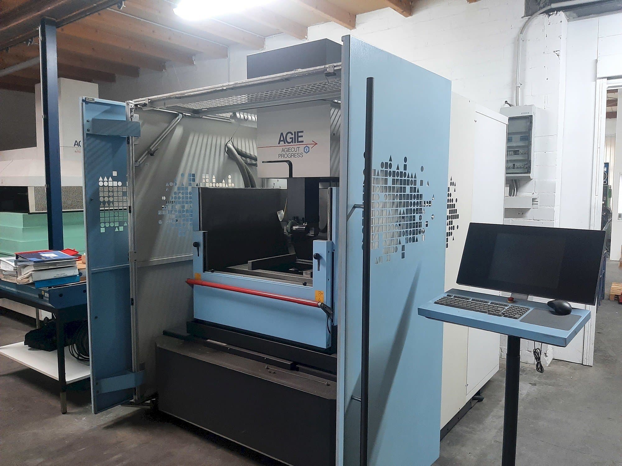 Вид станка AGIE Agiecut Progress 3  спереди