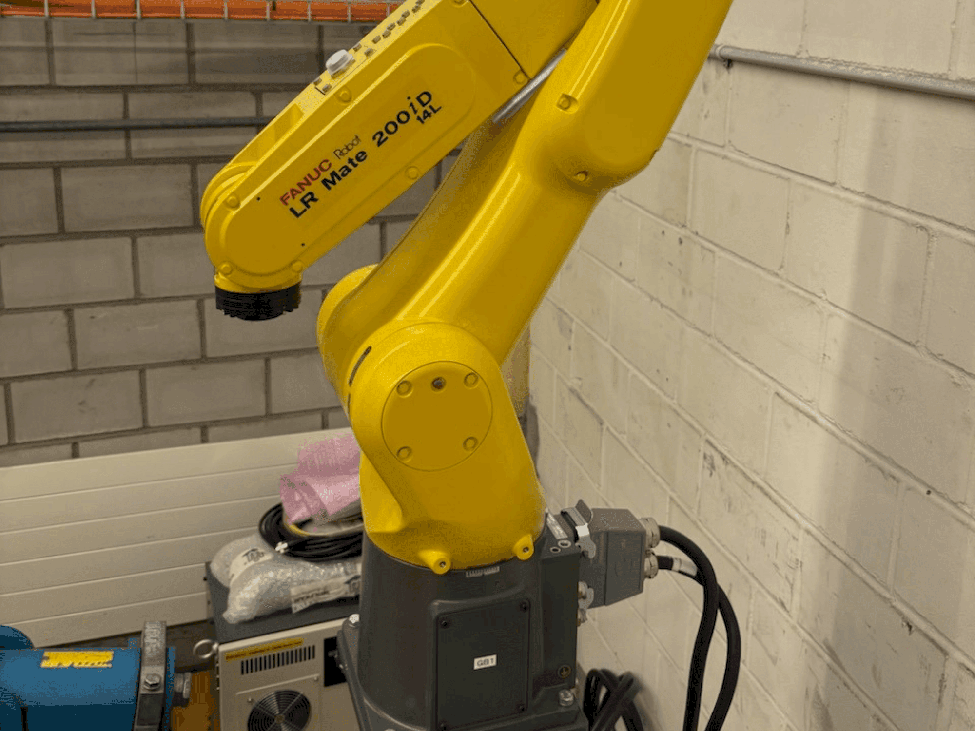 Вид станка FANUC LR Mate 200 iD 14L  спереди