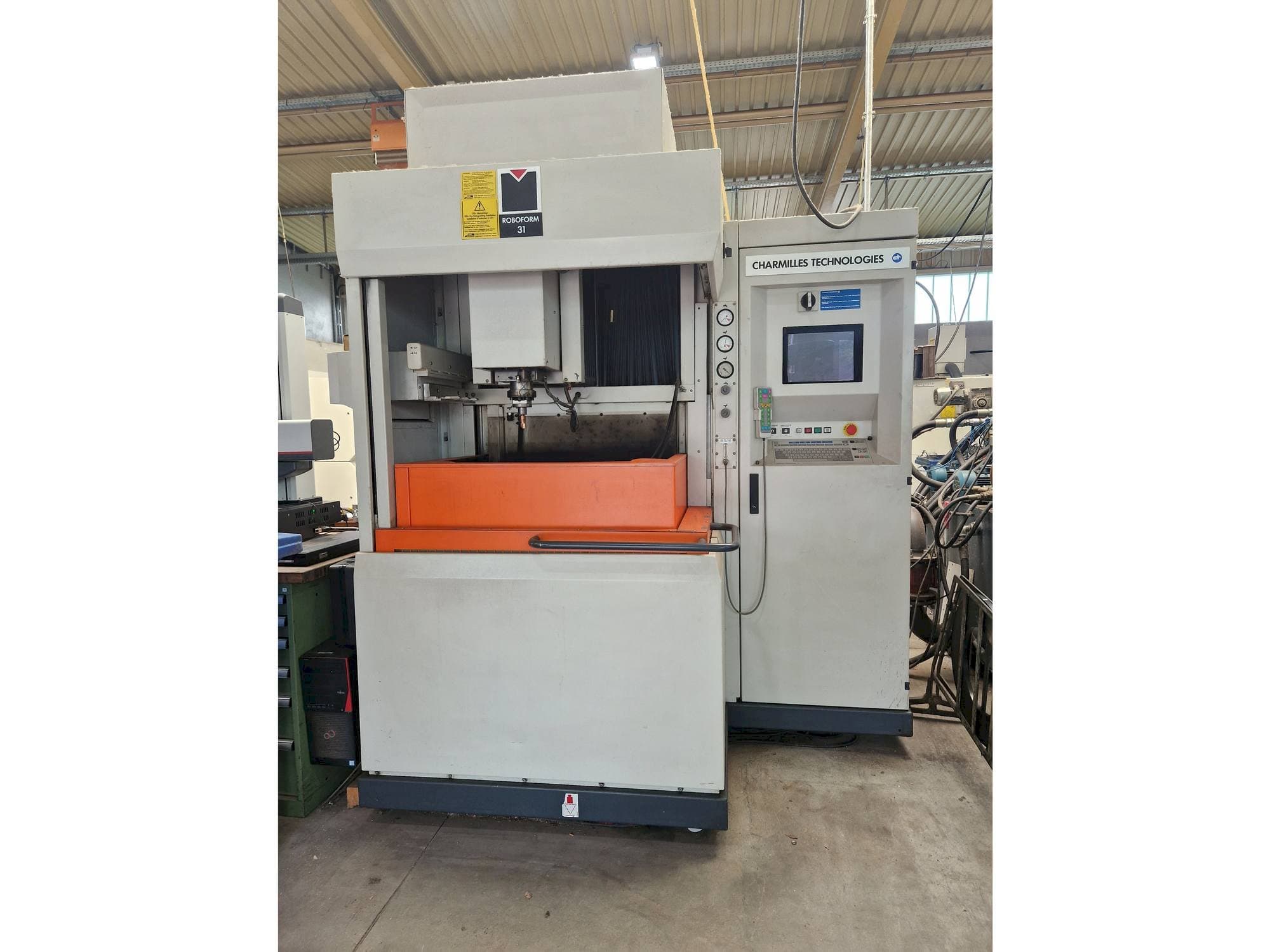 Вид станка CHARMILLES Roboform 31  спереди