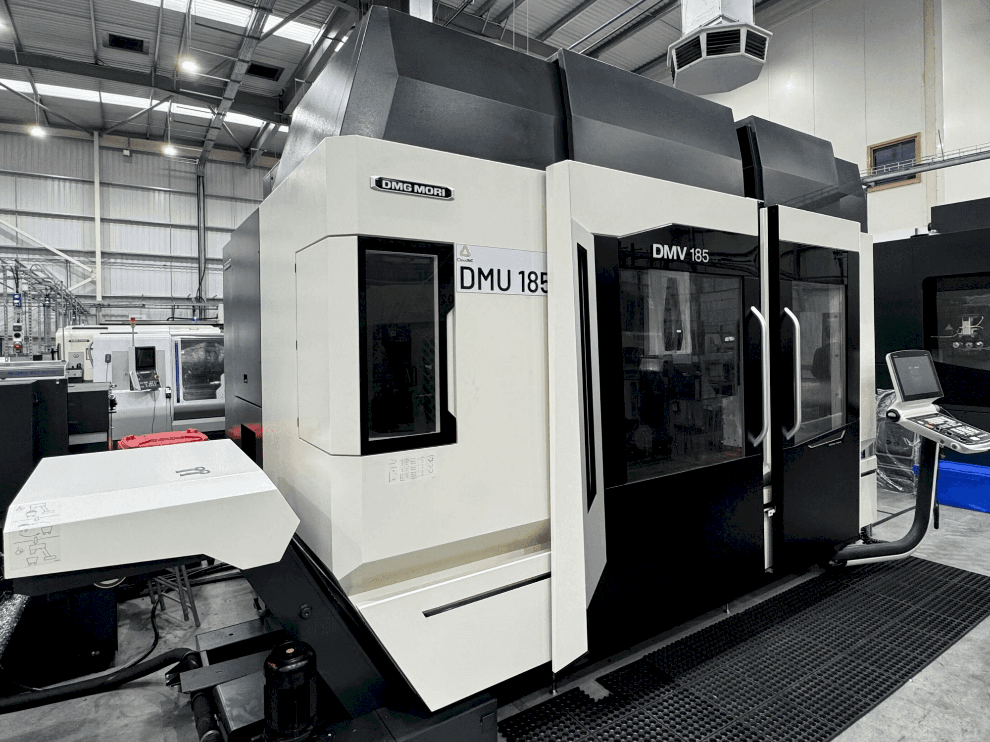 Вид станка DMG MORI DMV 185  спереди