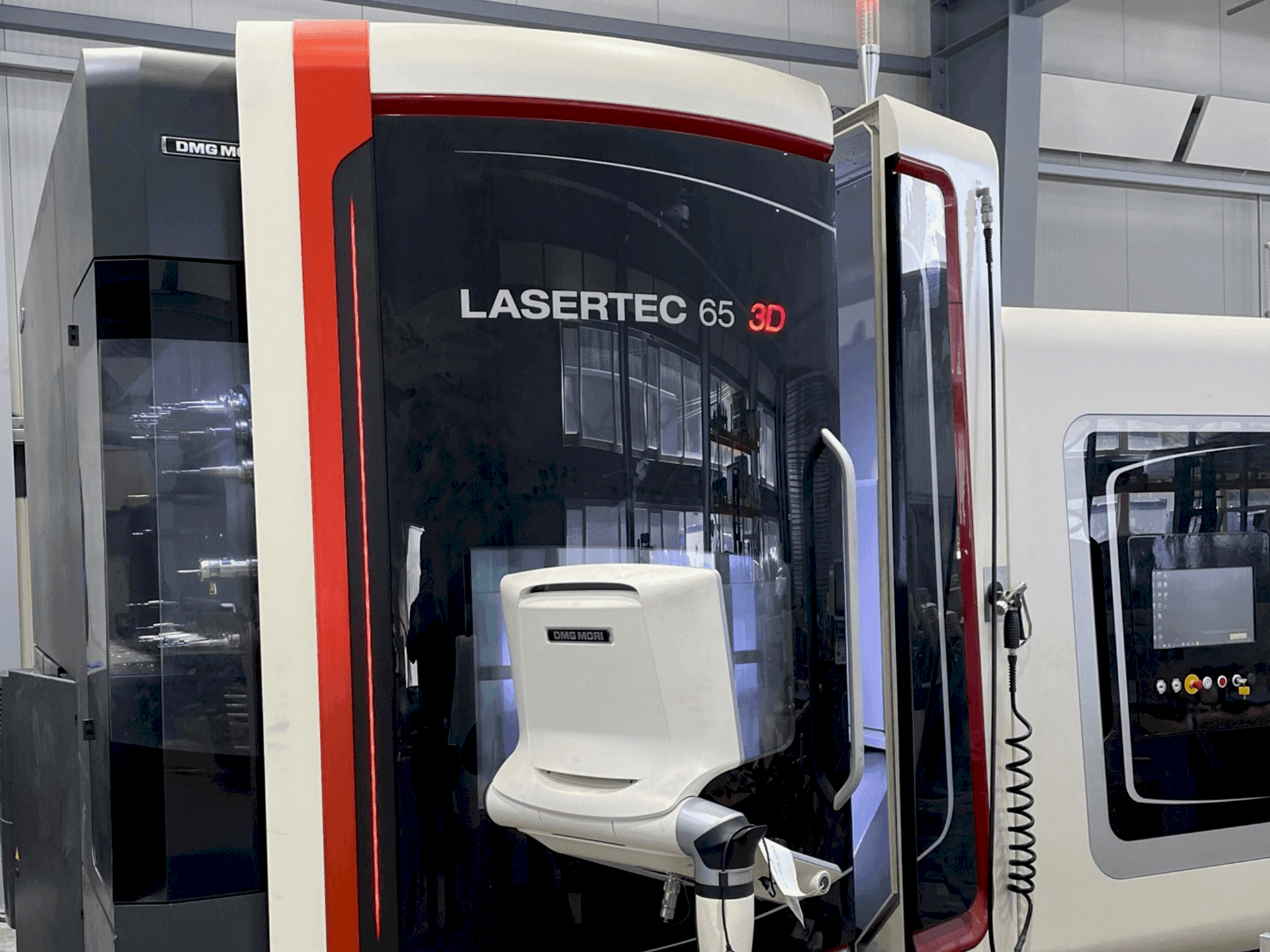 Вид станка DMG MORI LASERTEC 65 3D Hybrid  спереди