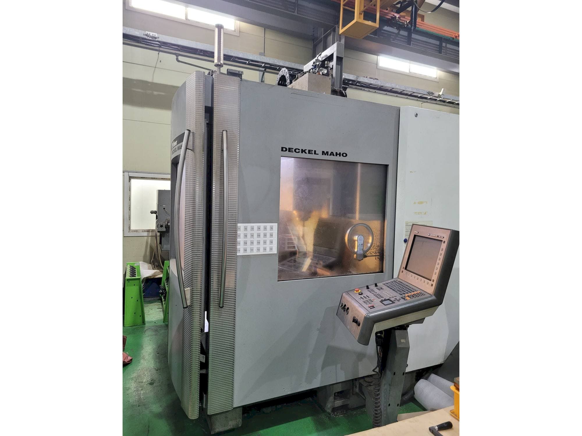 Вид станка DECKEL MAHO DMC 75 Linear  спереди
