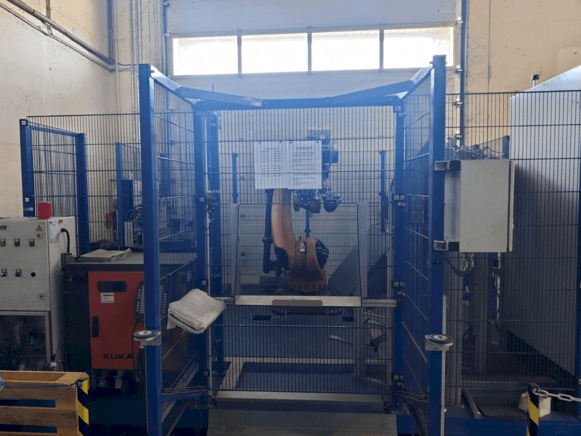 Вид станка KUKA KR 120 R 2500 pro  спереди