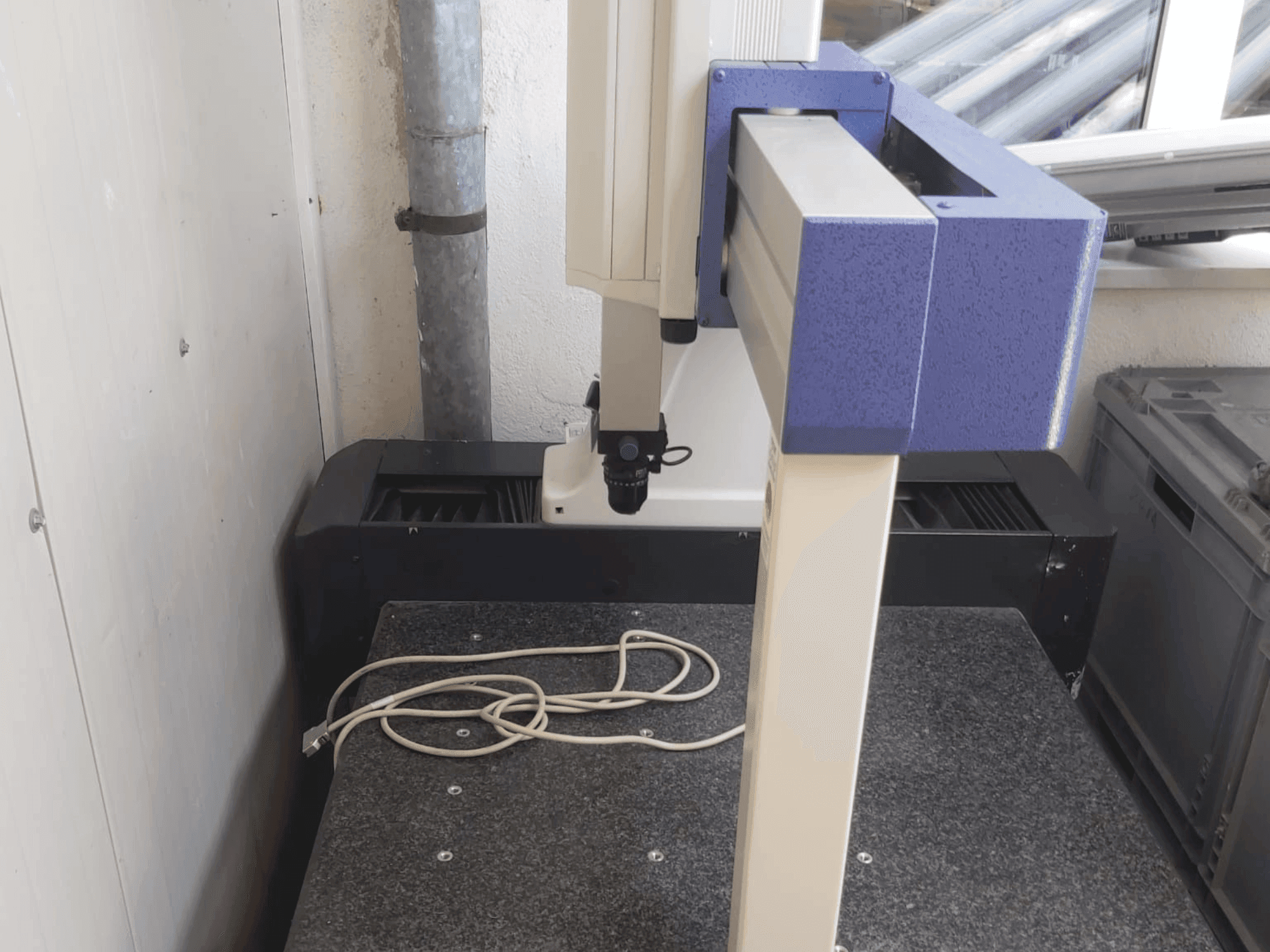 Вид станка Mitutoyo Crysta-Plus M443  спереди