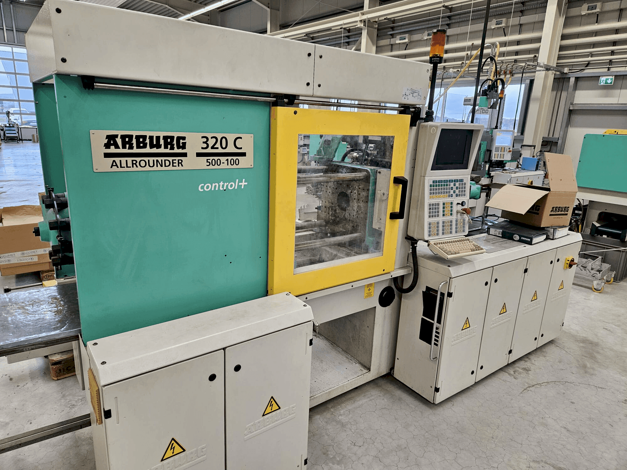 Вид станка Arburg 320 C 500-100 + Multilift H with B-Axis  спереди