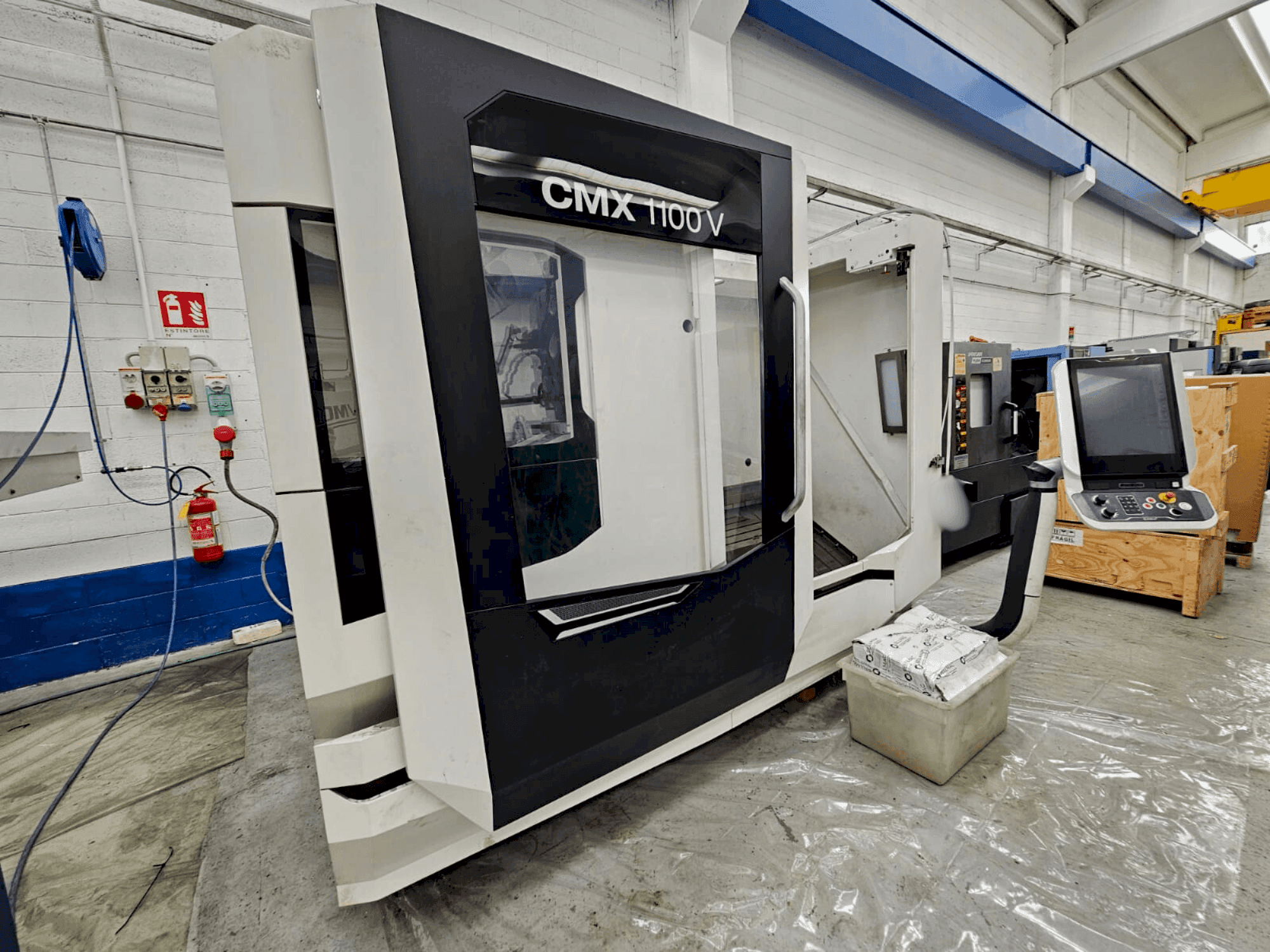 Вид станка DMG MORI CMX 1100V  спереди