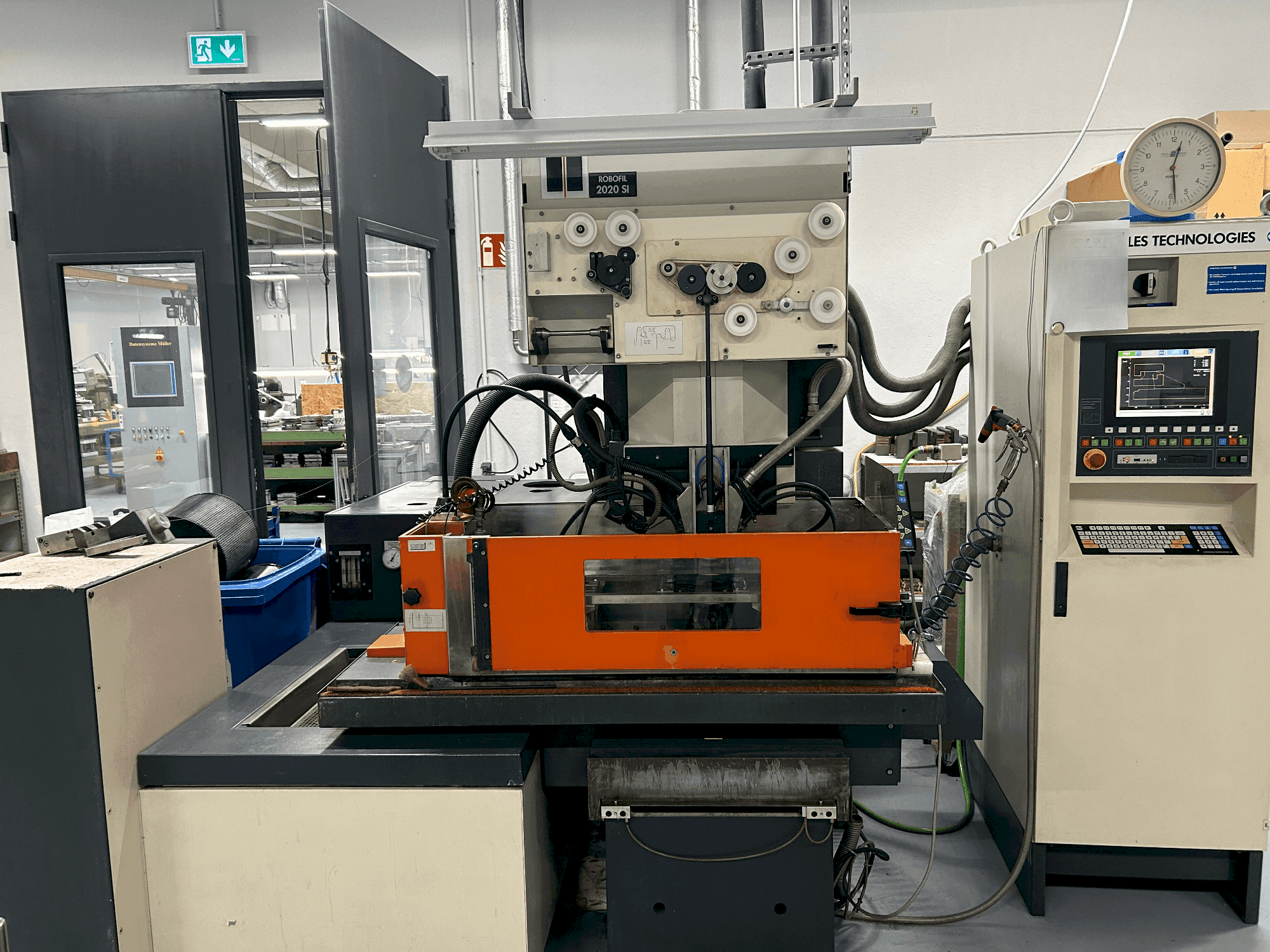 Вид станка CHARMILLES ROBOFIL 2020 SI  спереди