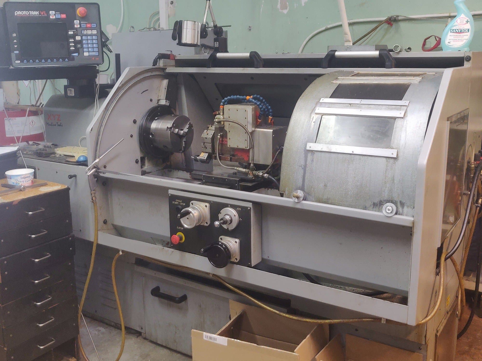 Вид  станка с XYZ VL355  правой стороны