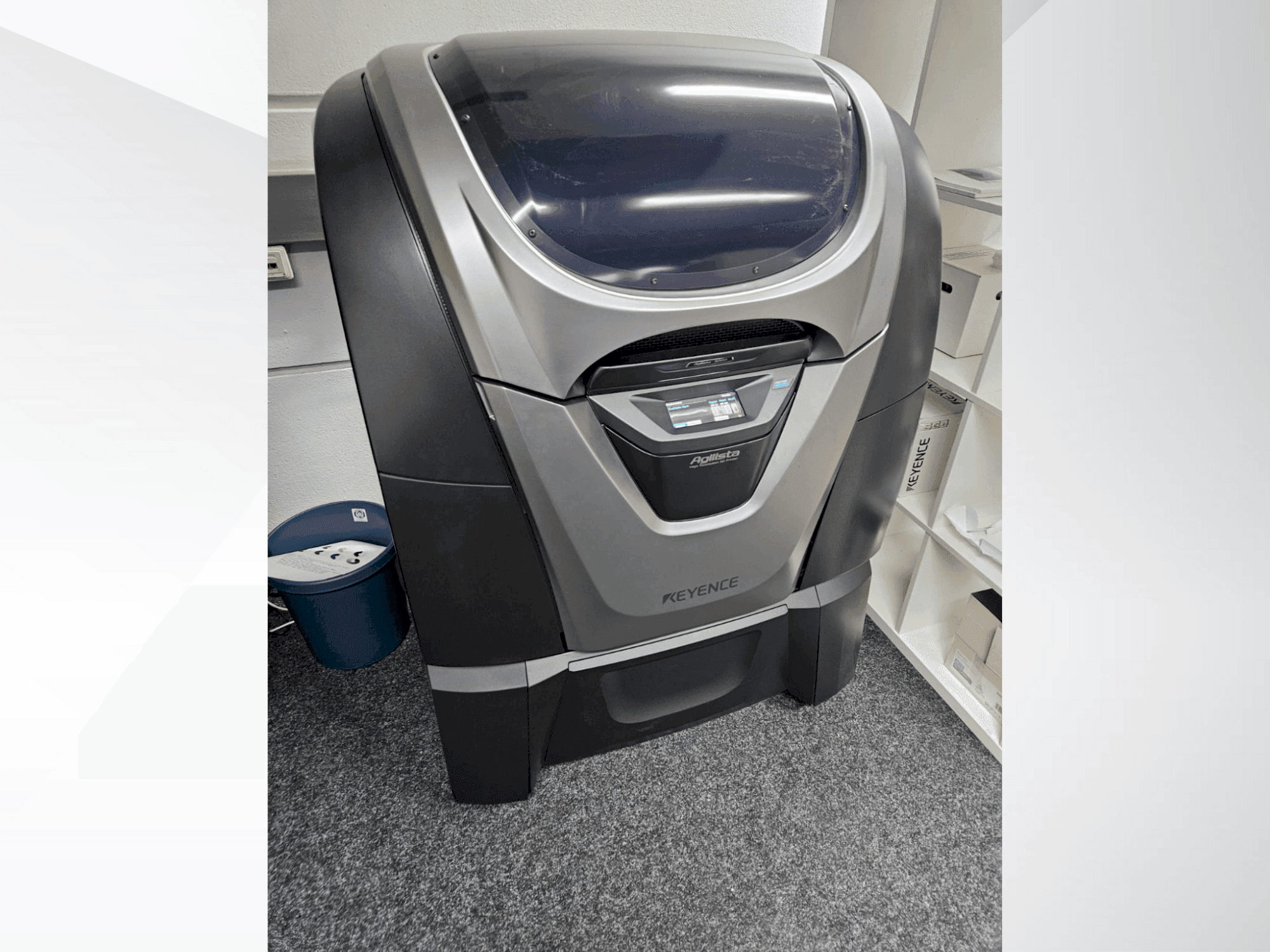 Вид станка KEYENCE Agilista 3200 W  спереди