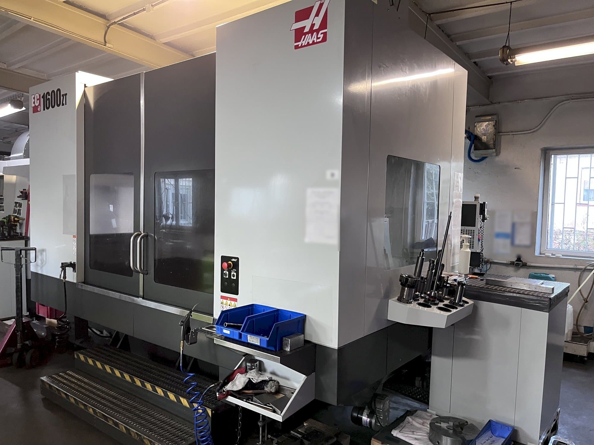 Вид станка HAAS EC-1600 ZT  спереди