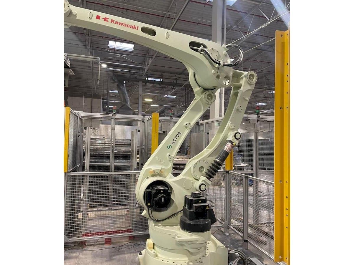 Вид станка Kawasaki 3CP180L-AC03  спереди