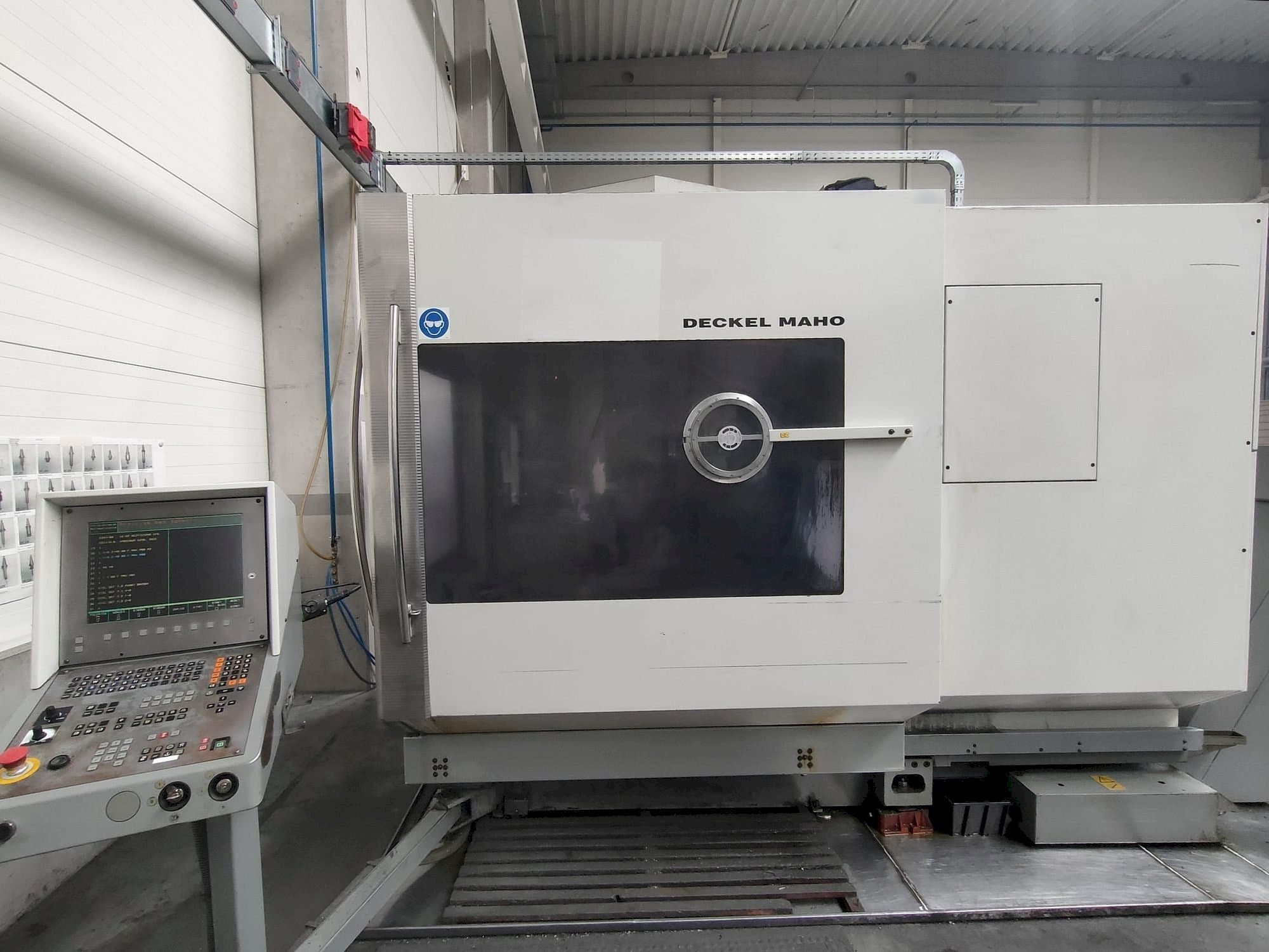 Вид станка DECKEL MAHO DMU 60P  спереди