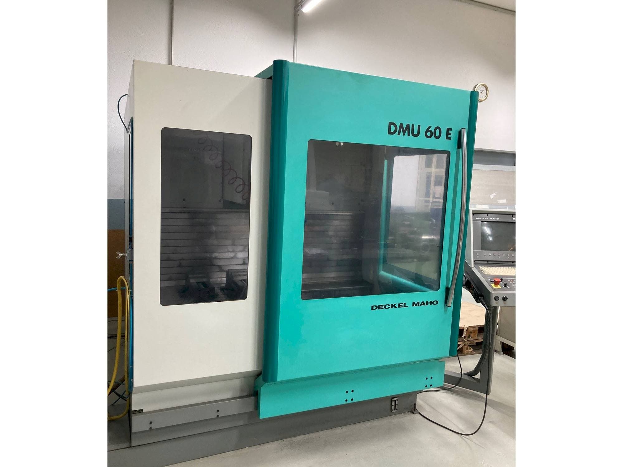 Вид станка DECKEL MAHO DMU 60 E  спереди