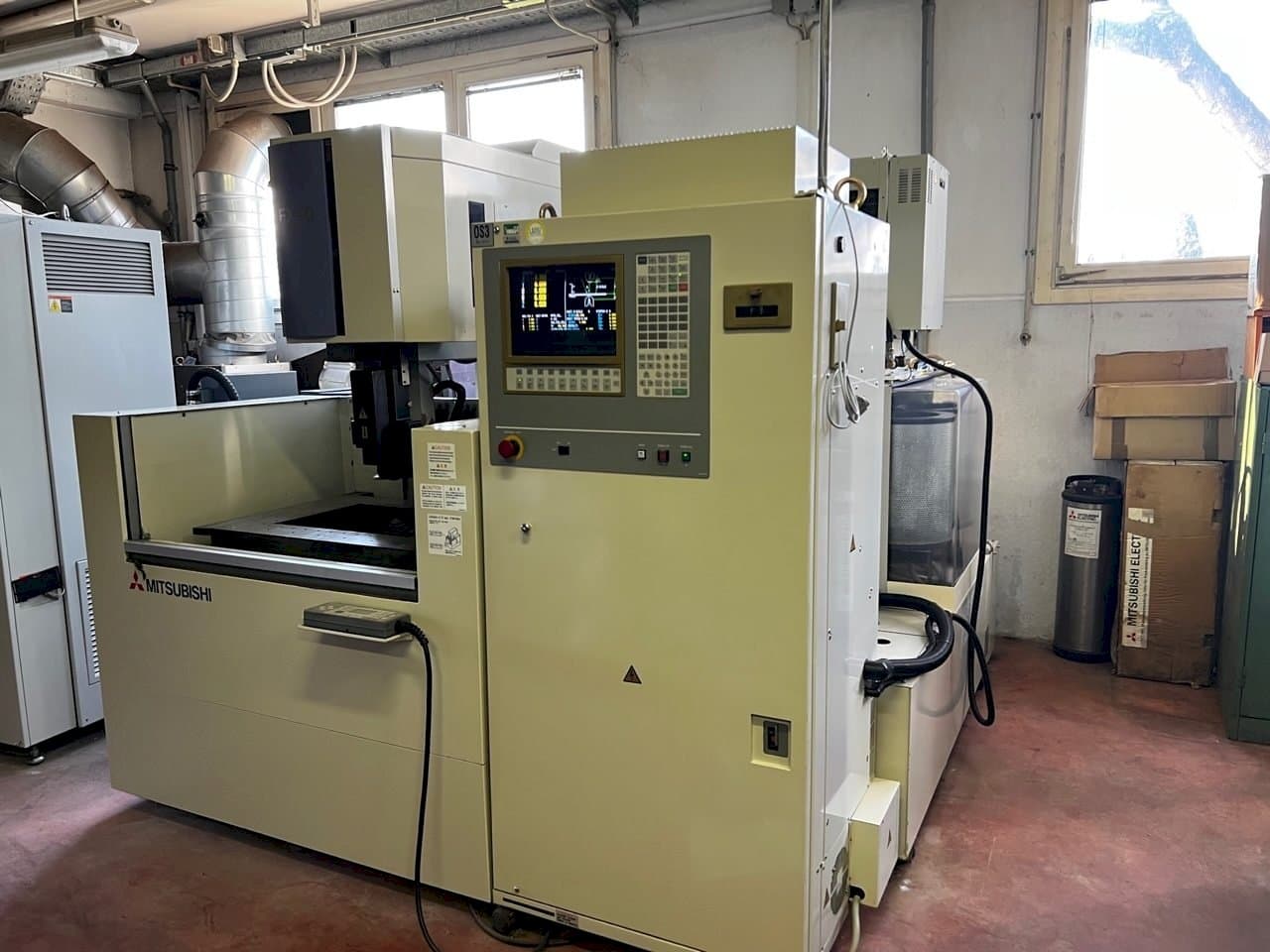 Вид станка Mitsubishi fx 20  спереди