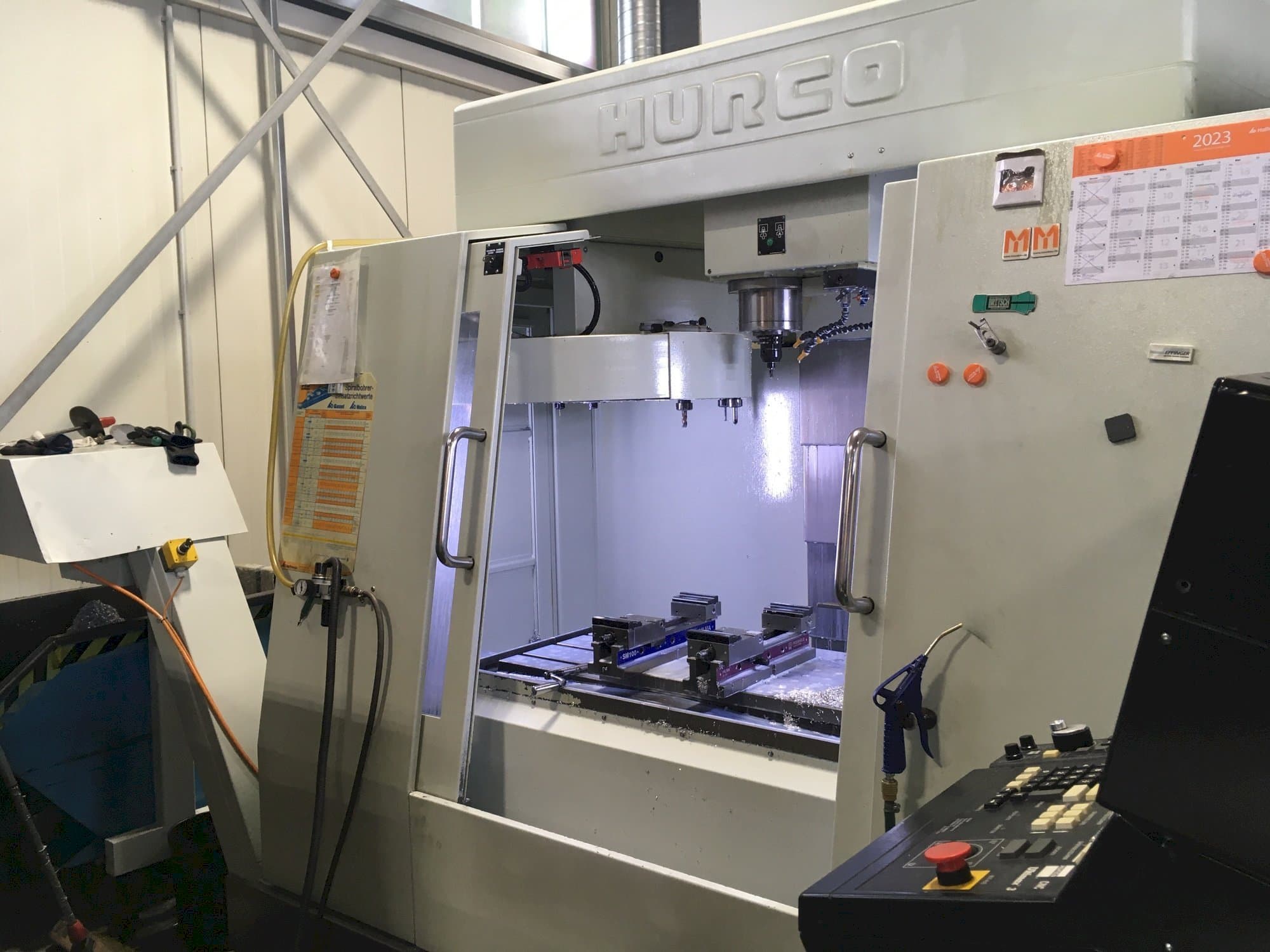 Вид станка Hurco BAC 30 HTM  спереди