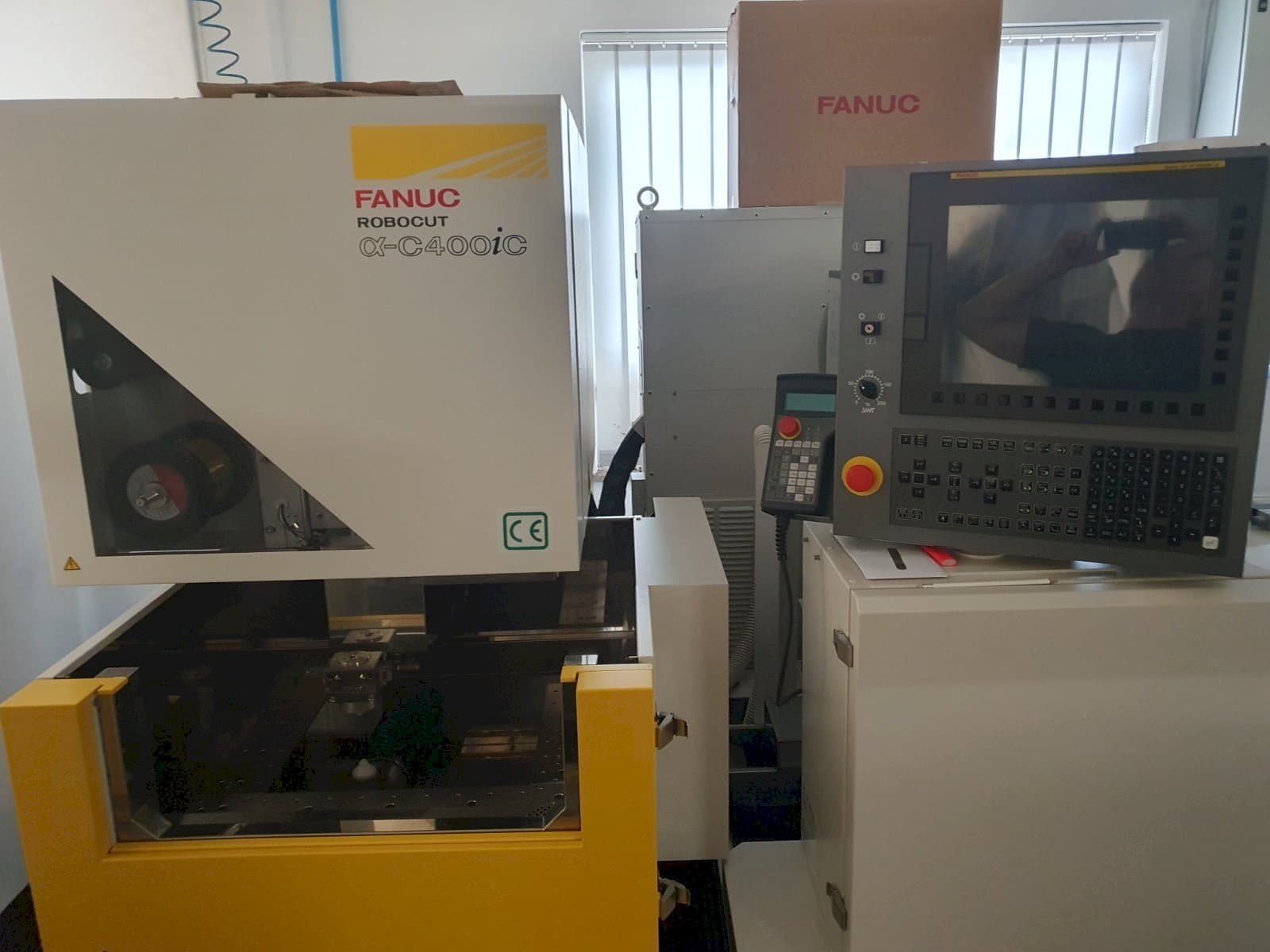 Вид станка FANUC Robocut C400iC  спереди