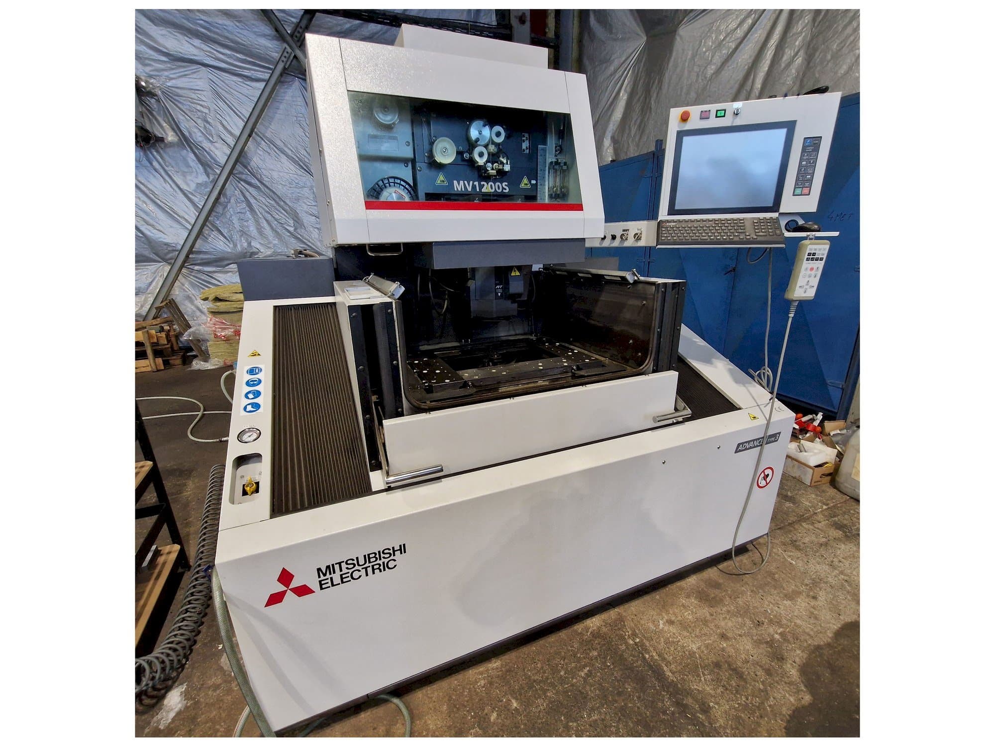 Вид станка Mitsubishi MV1200S  спереди