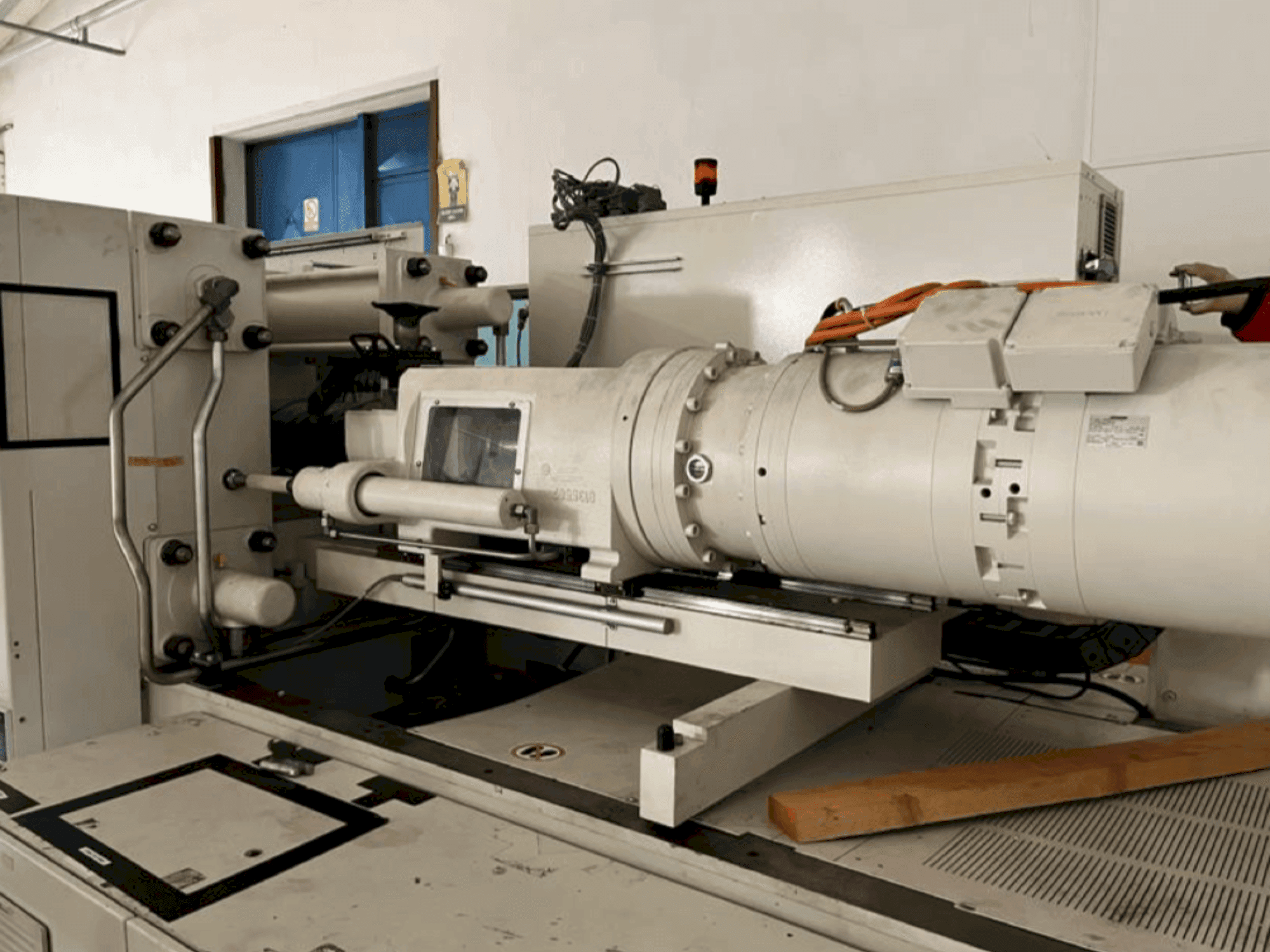 Вид станка Krauss Maffei 200-750 CX  спереди