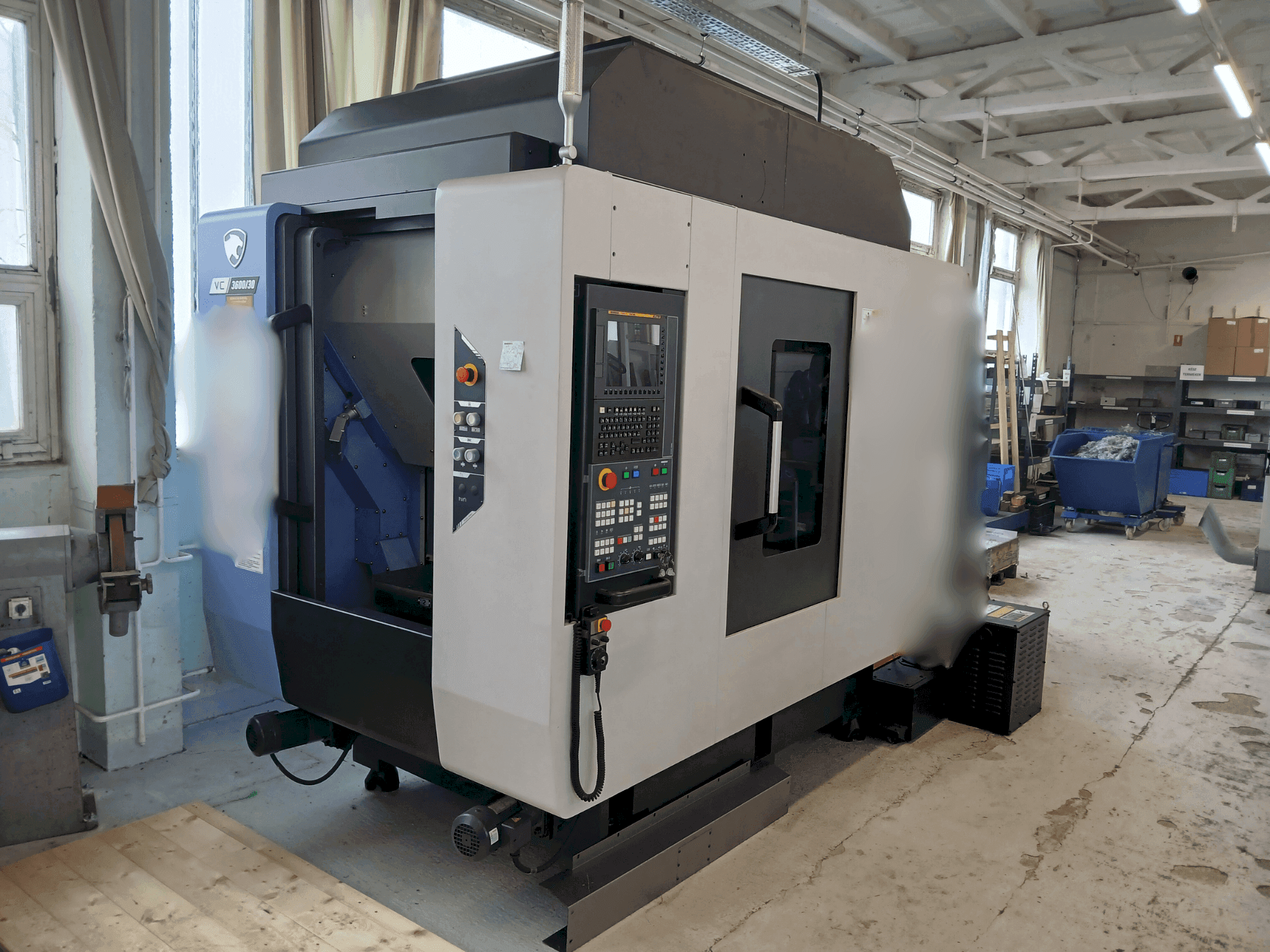 Вид станка DN SOLUTIONS VC 3600/30  спереди