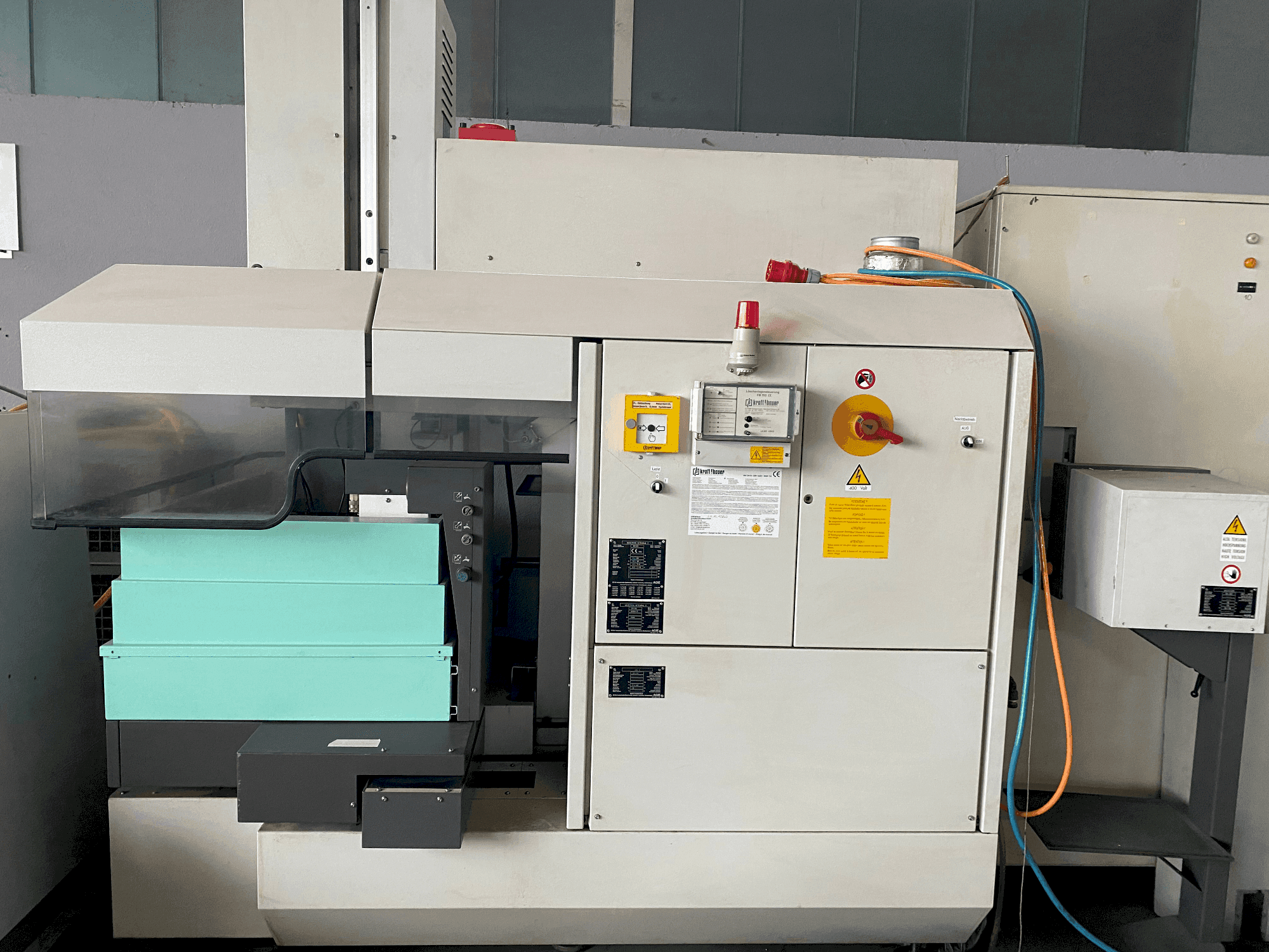 Вид станка AGIE Agietron Integral 2  спереди