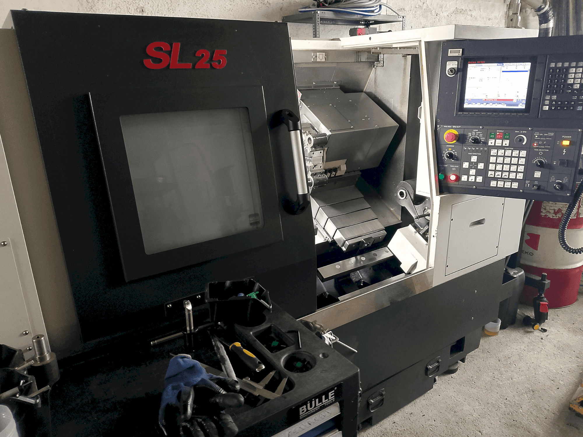 Вид станка Akira Seiki SL 25  спереди