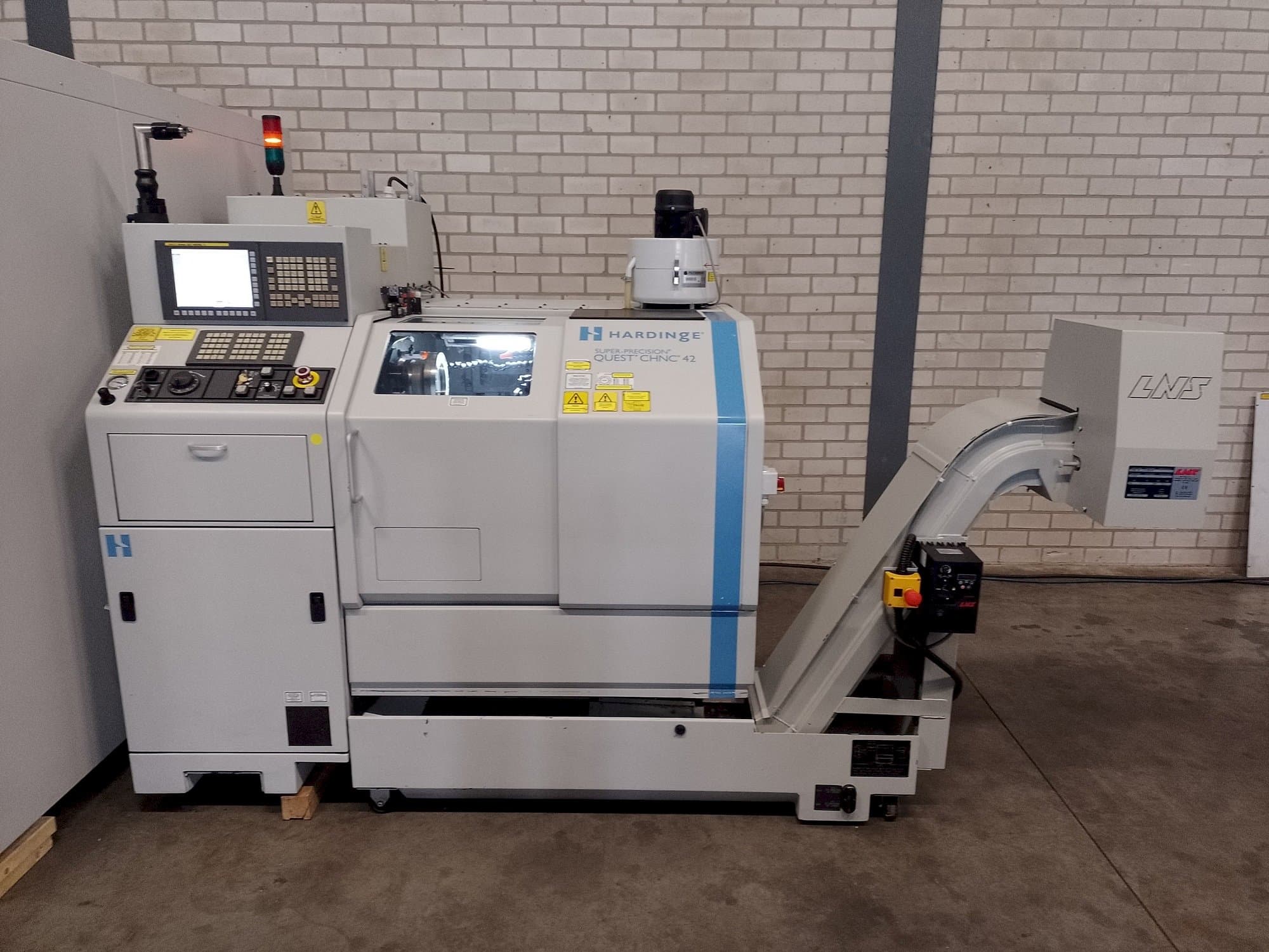 Вид станка HARDINGE Quest chnc 42  спереди
