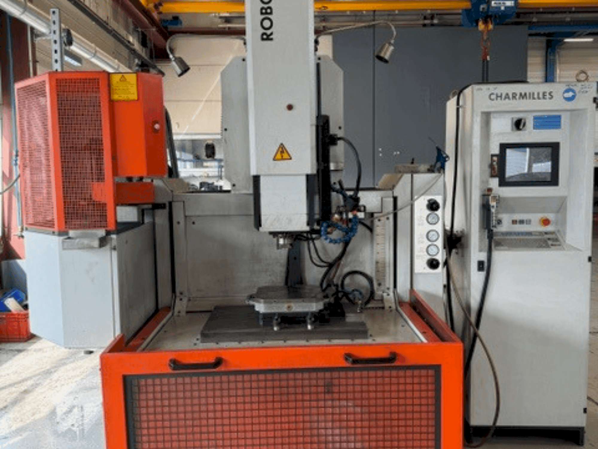 Вид станка CHARMILLES ROBOFORM 55P  спереди