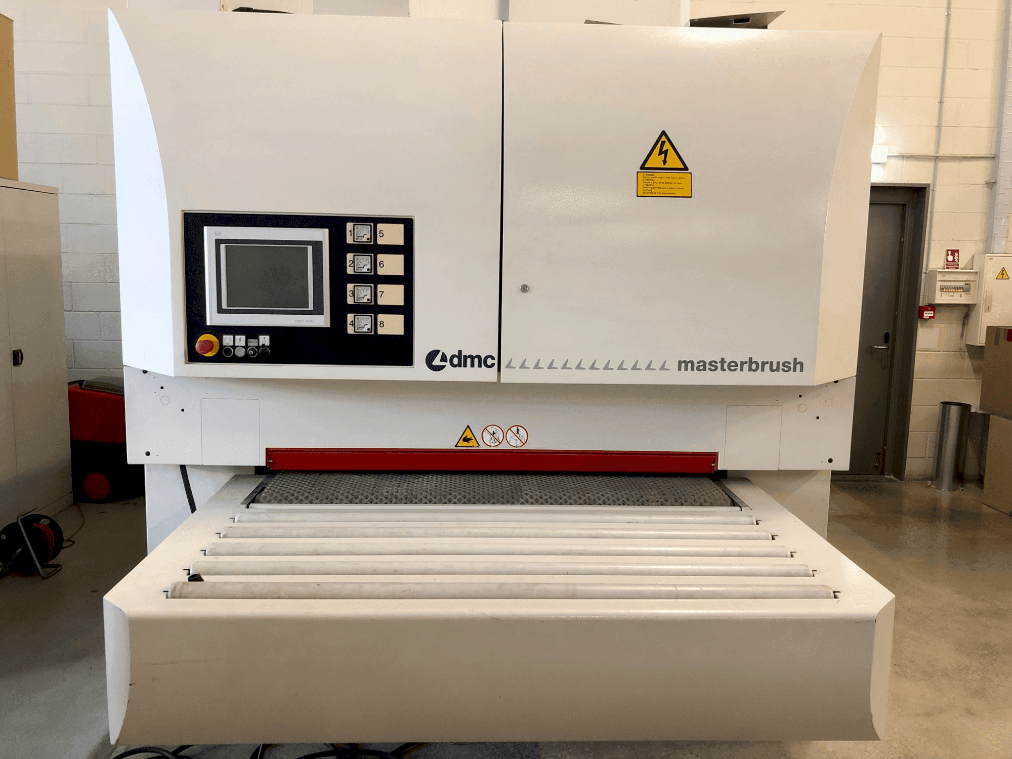 Вид станка DMC MASTERBRUSH MB 1350 M4 (2011)  спереди