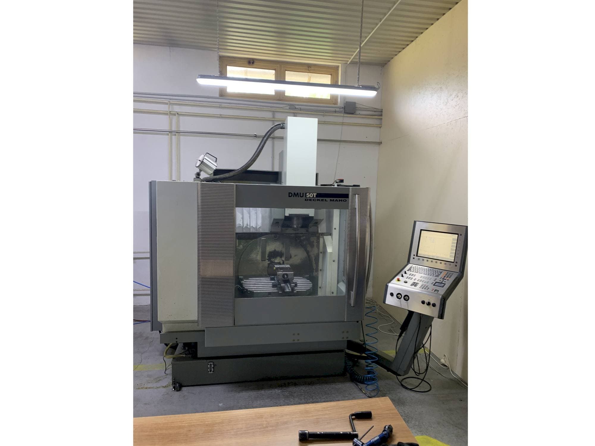 Вид станка DECKEL MAHO DMU 50T  спереди