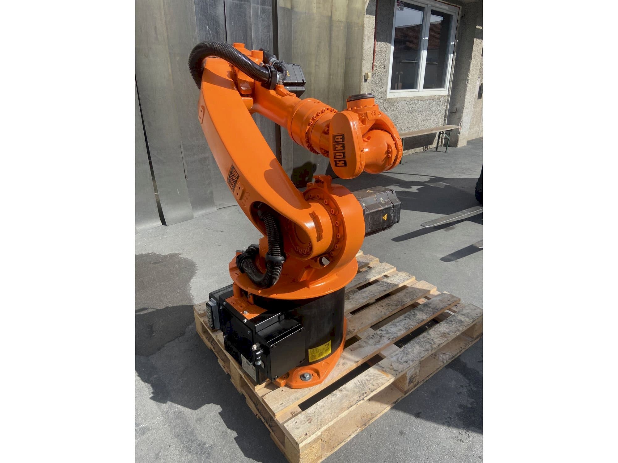 Вид станка KUKA Kr16  спереди