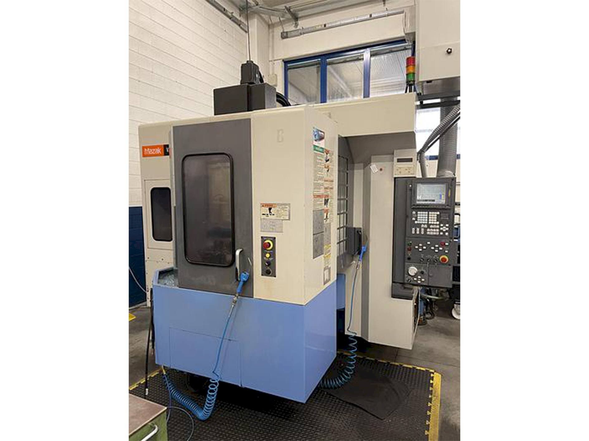 Вид станка Mazak Variaxis 500-5X  спереди