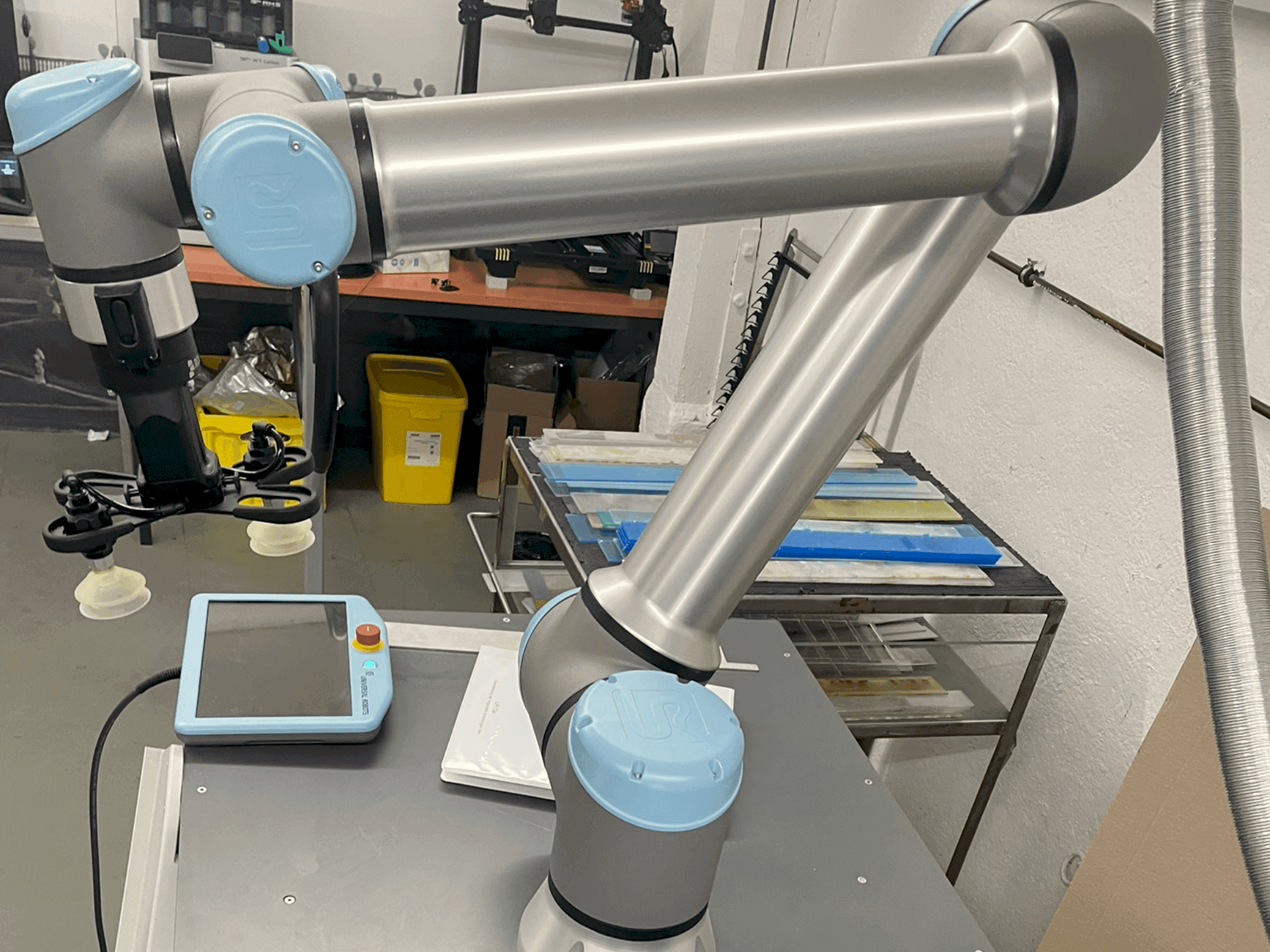 Вид станка Universal Robots UR10  спереди