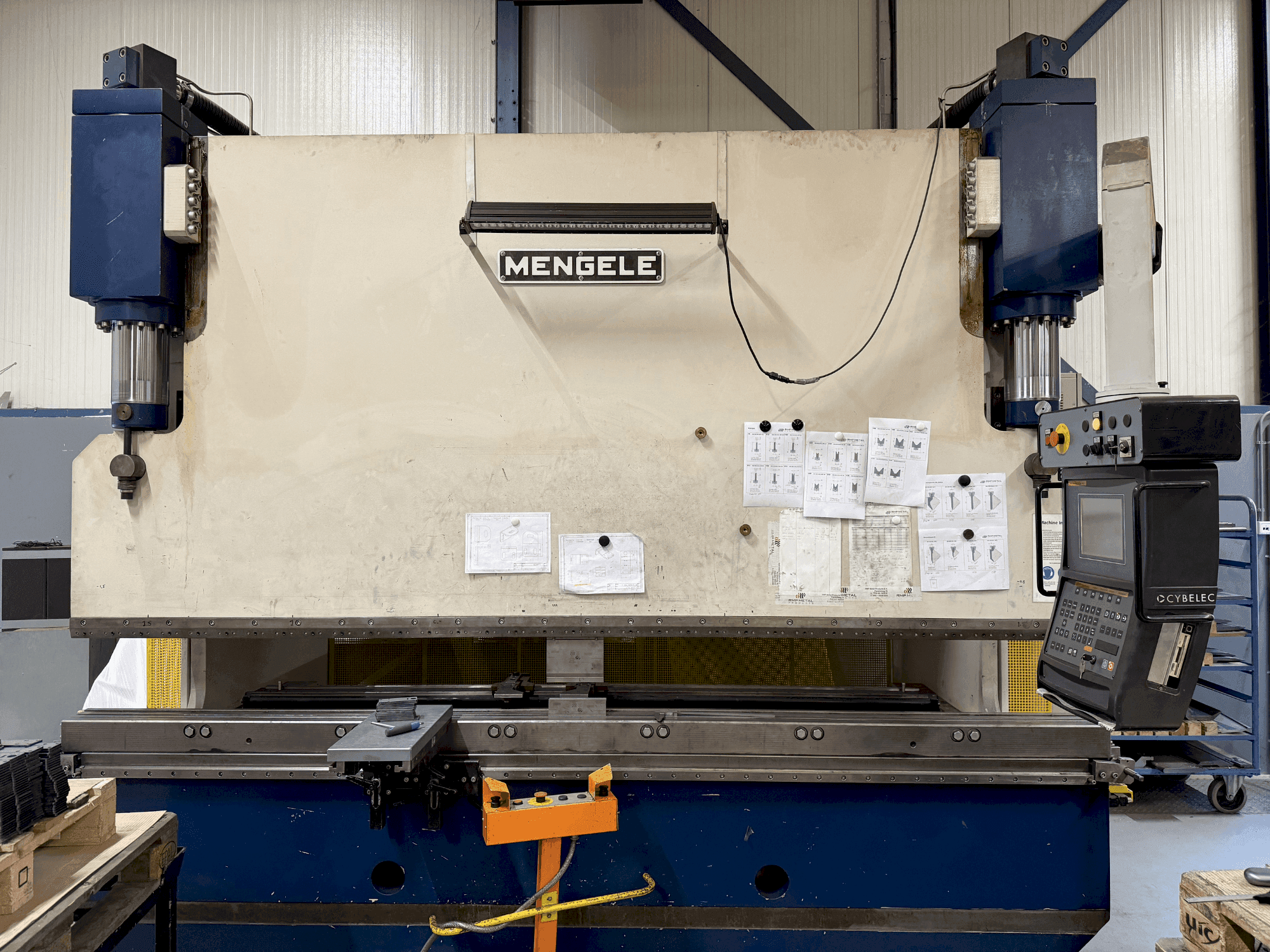 Вид станка MENGELE HB175-30/35  спереди