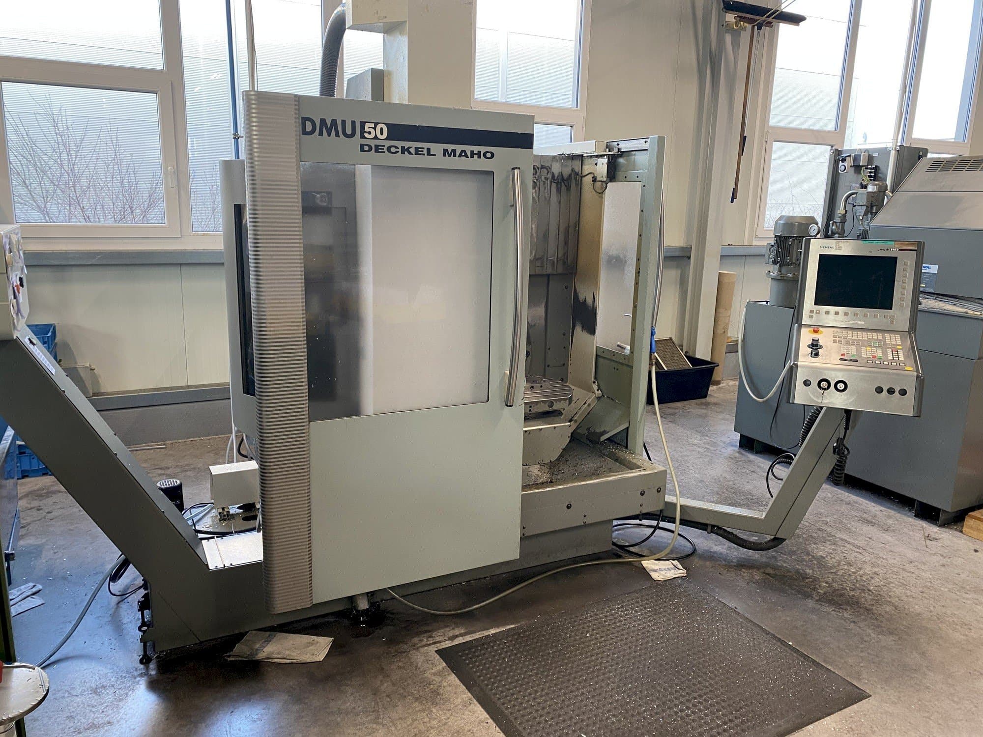 Вид станка DECKEL MAHO DMU 50  спереди