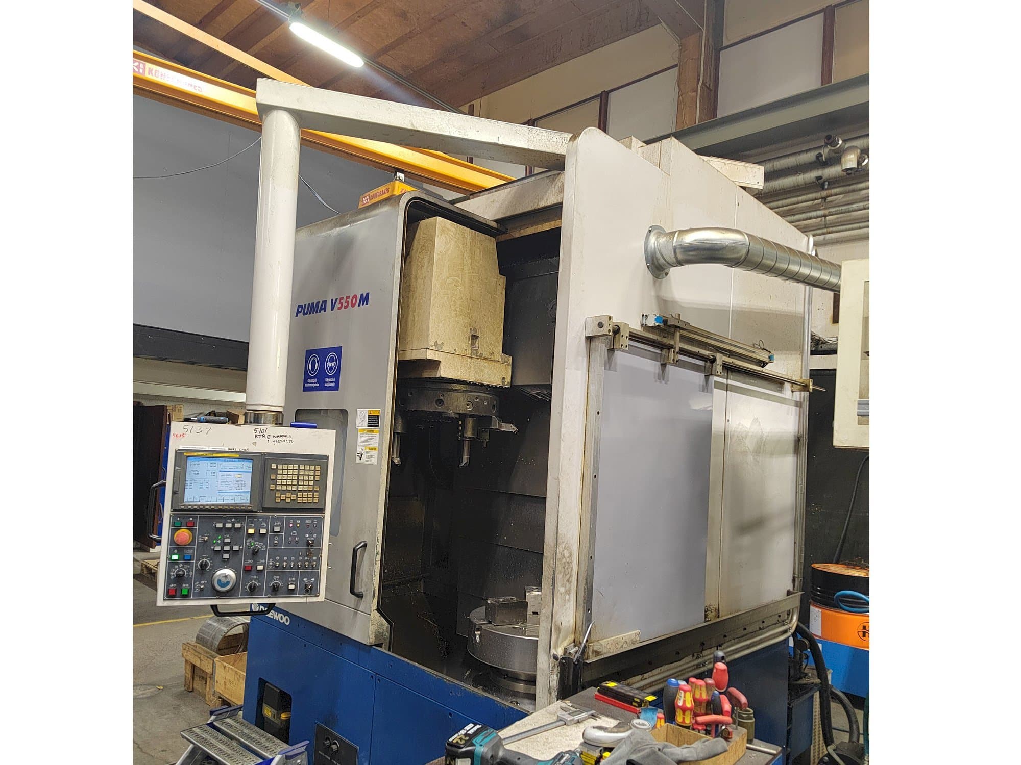 Вид станка Doosan Puma V550M  спереди