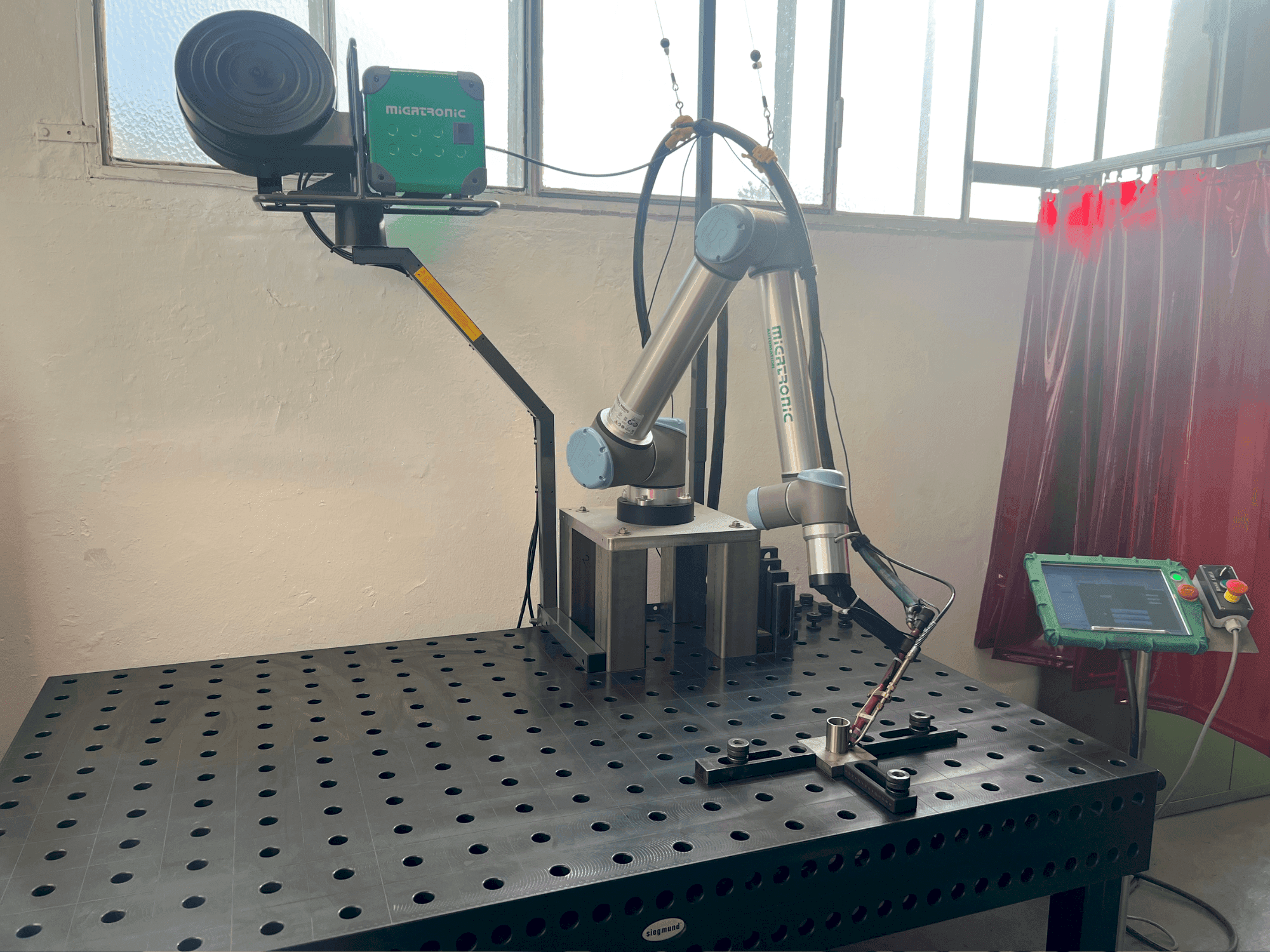 Вид станка MIGATRONIC PI 350 AC/DC  спереди