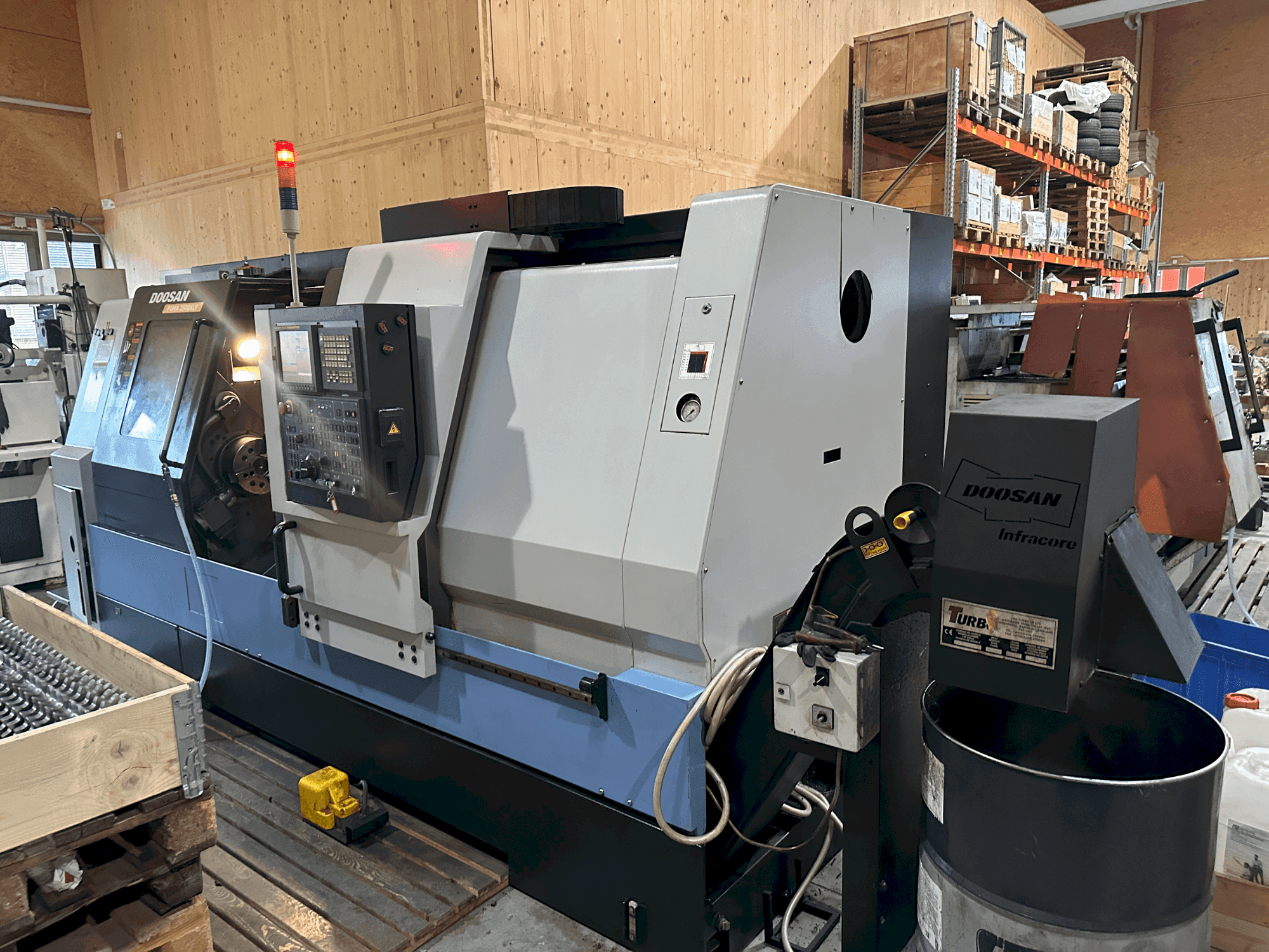 Вид станка DOOSAN Puma 2500XLY  спереди