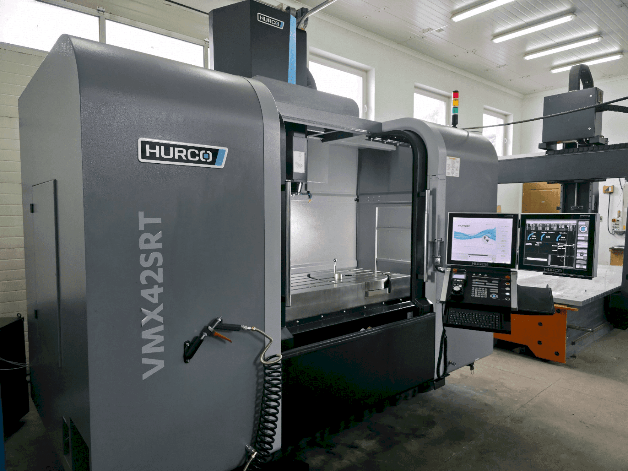 Вид станка Hurco VMX 42SRTi  спереди
