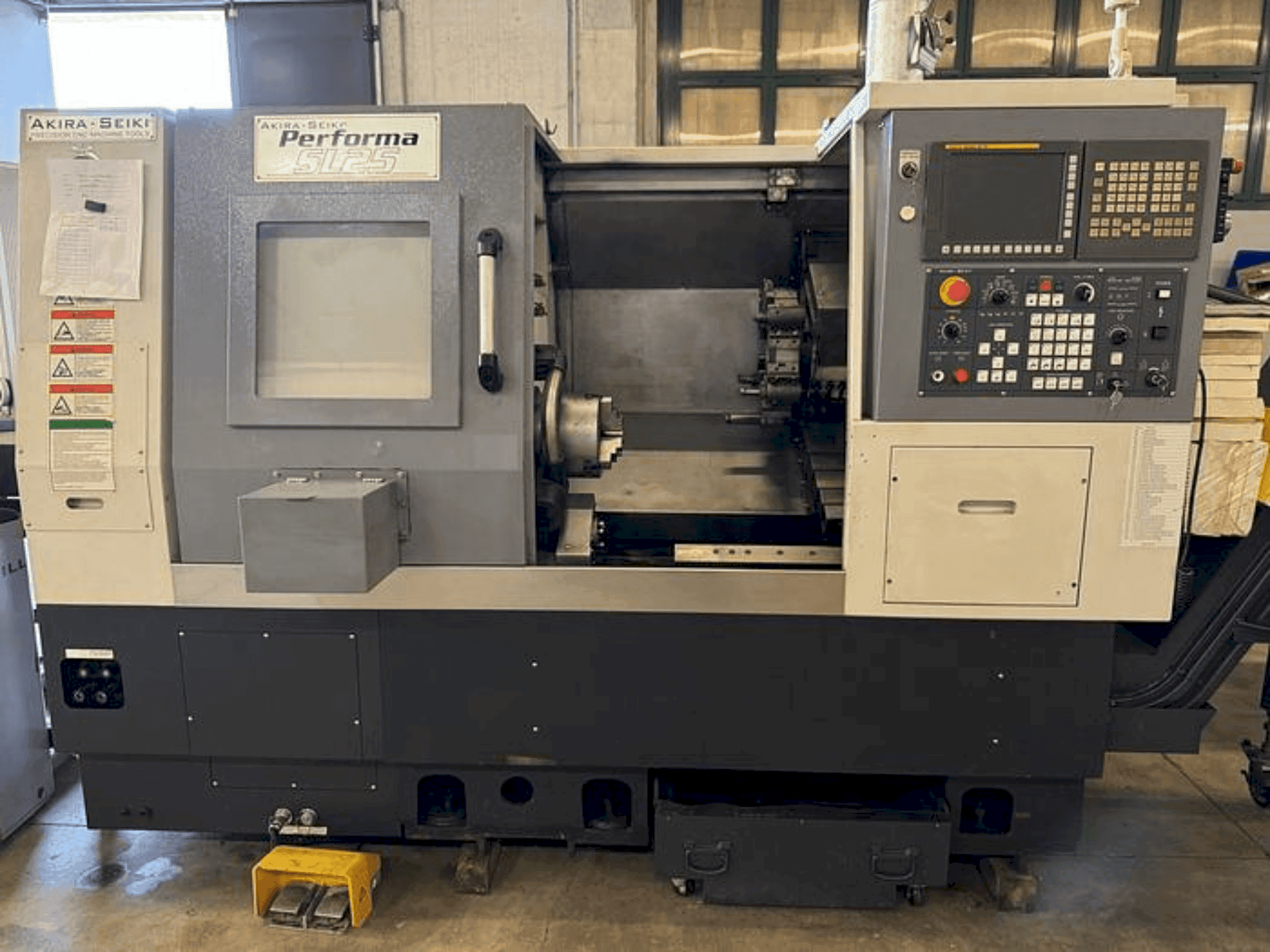 Вид станка Akira Seiki Performa SL25  спереди